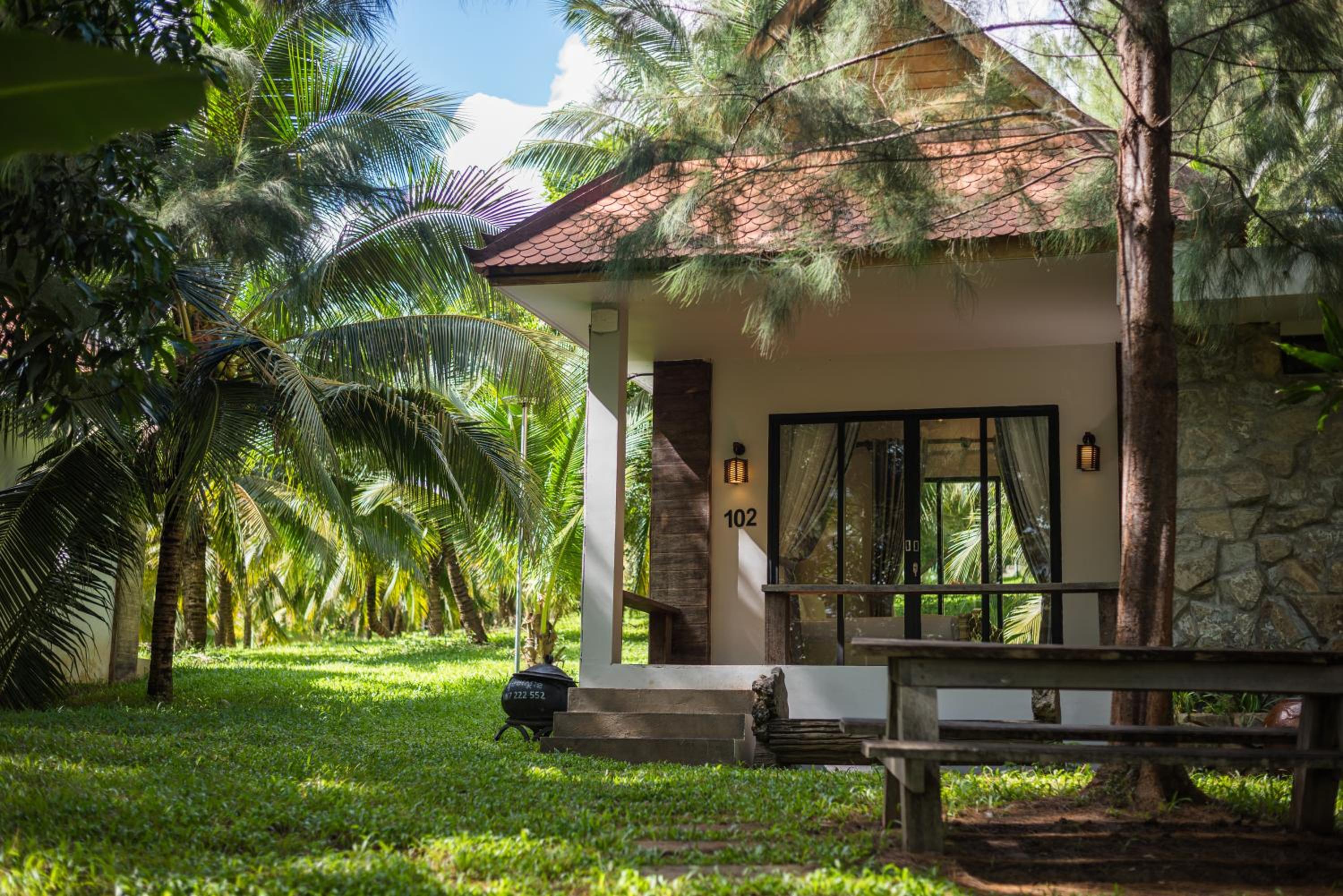 Deluxe Bungalow with Garden View photo 3