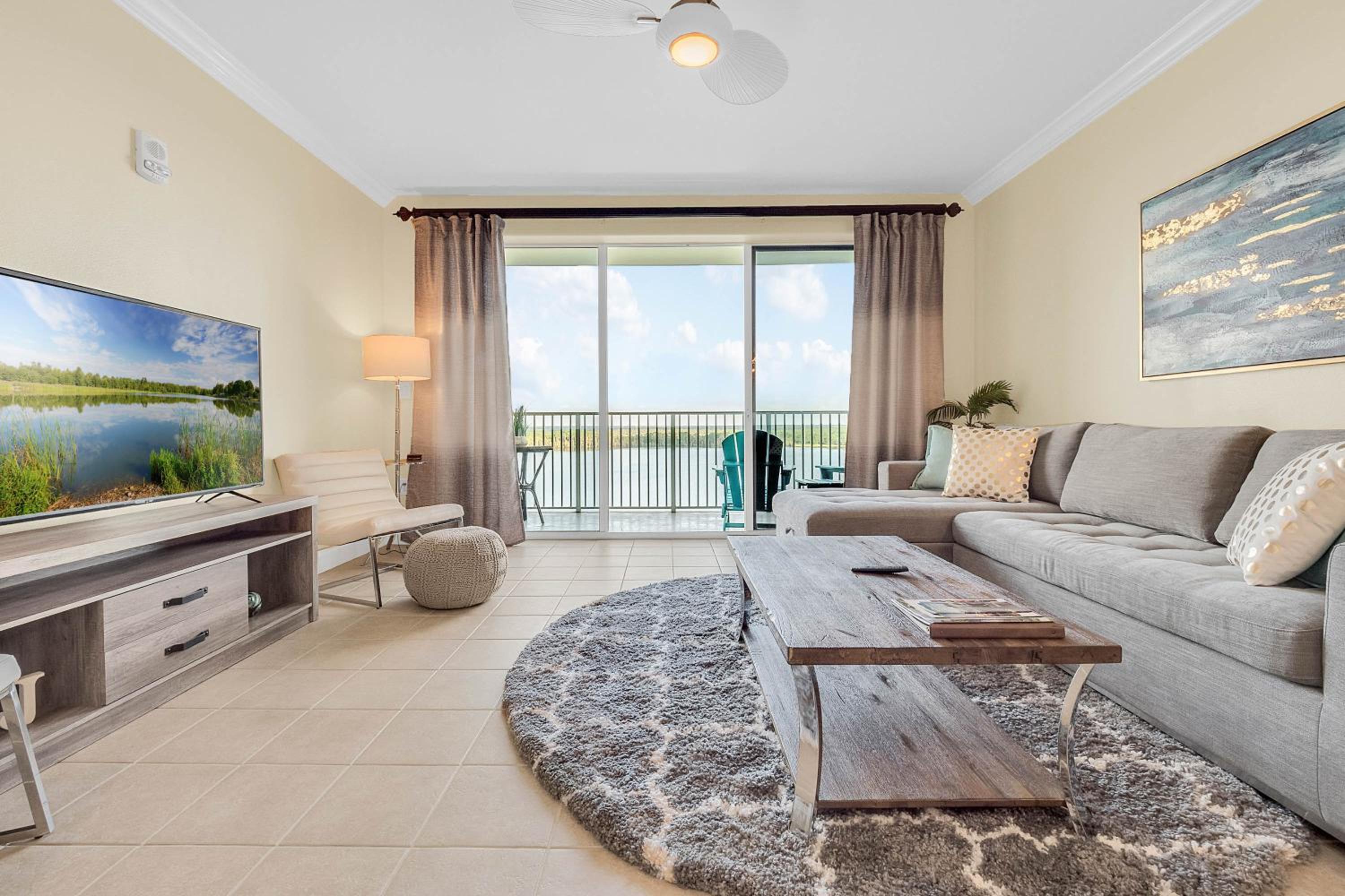One-Bedroom Apartment with Lake View