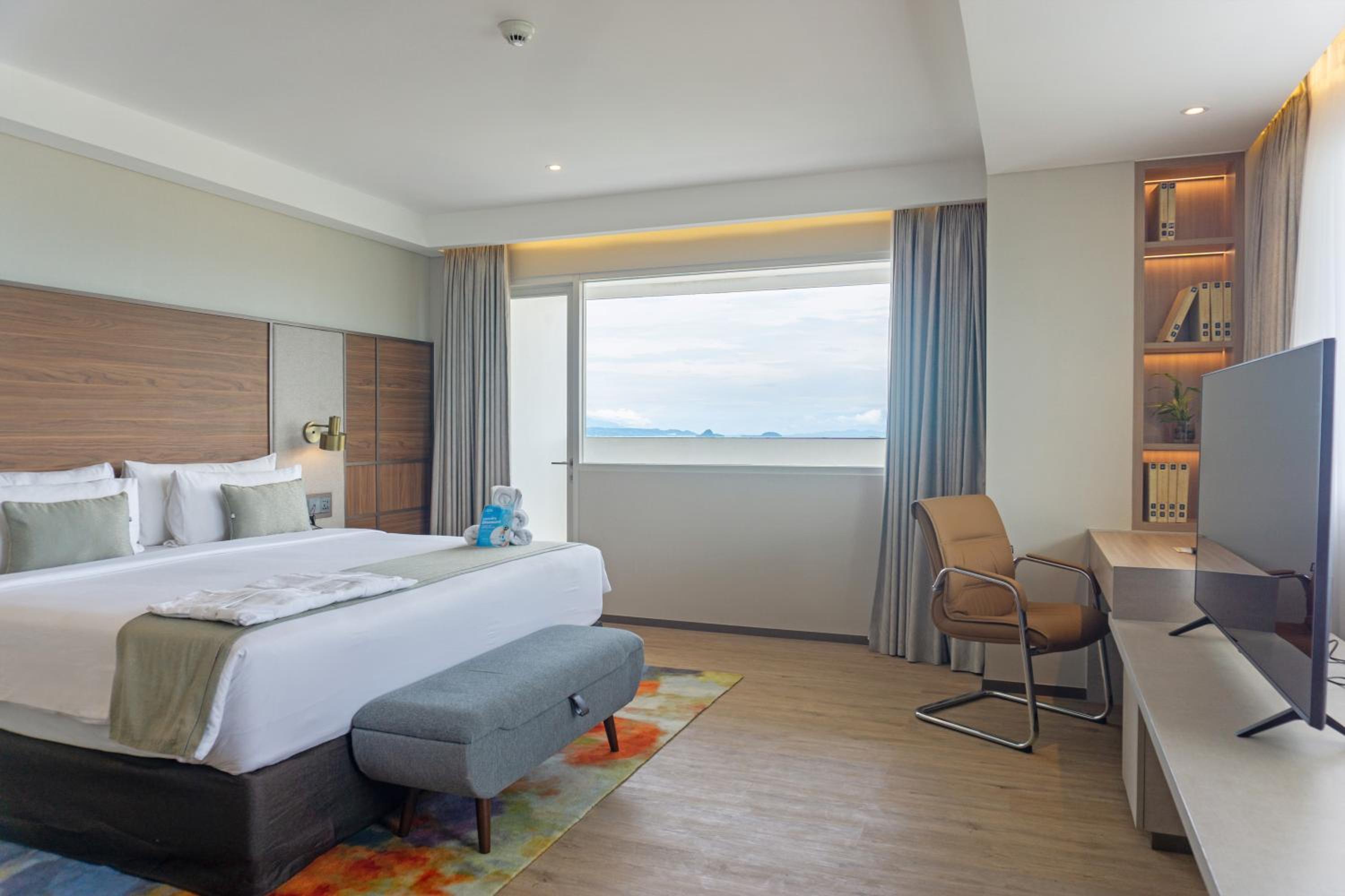 Grand Executive Room - 1 King Bed - Balcony - Sea View - Photo 1
