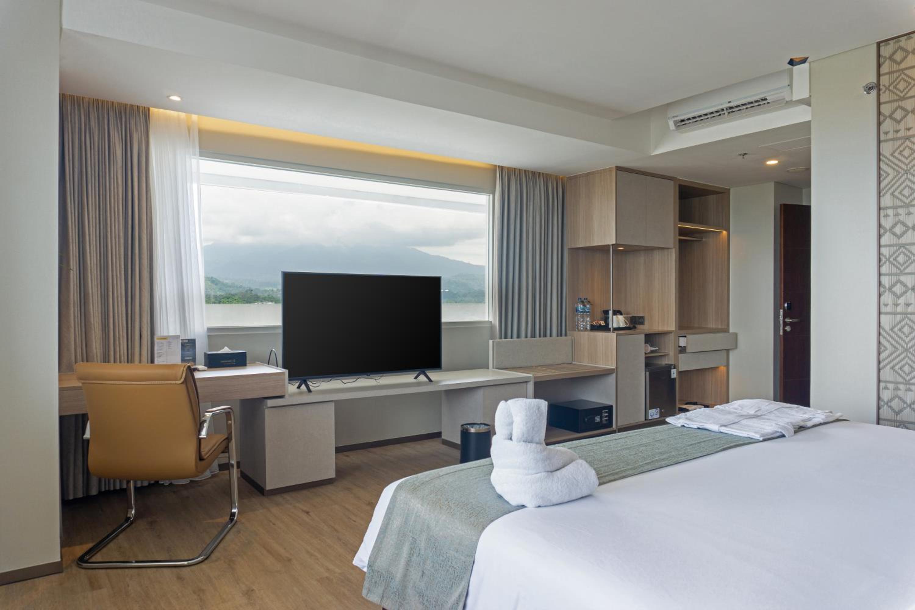 Grand Executive Room - 1 King Bed - Balcony - Sea View - Photo 5