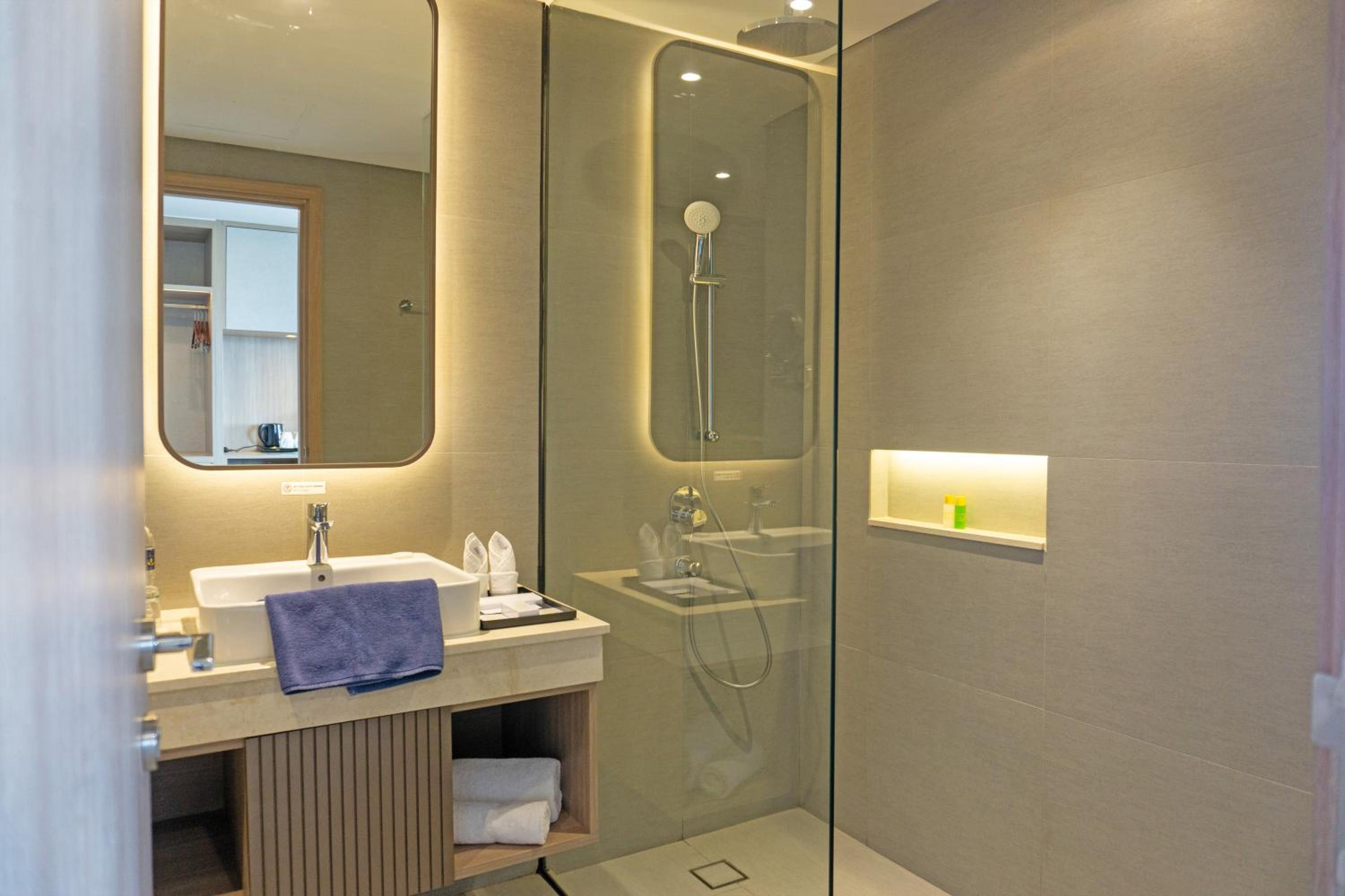 Grand Executive Room - 1 King Bed - Balcony - Sea View - Photo 2