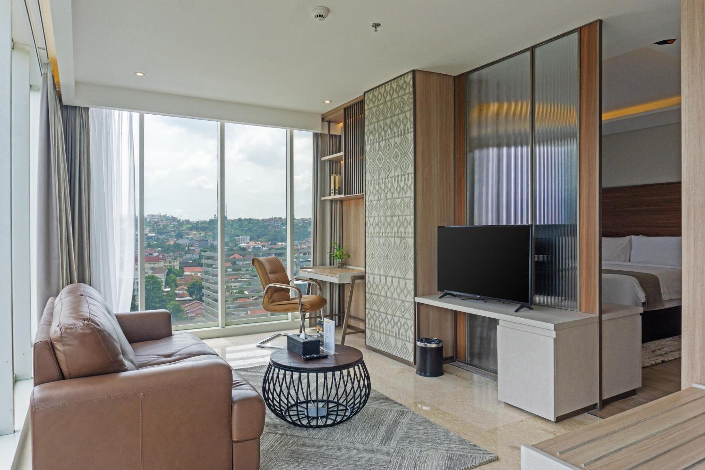 Business Suite - 1 King Bed - City View - Photo 4