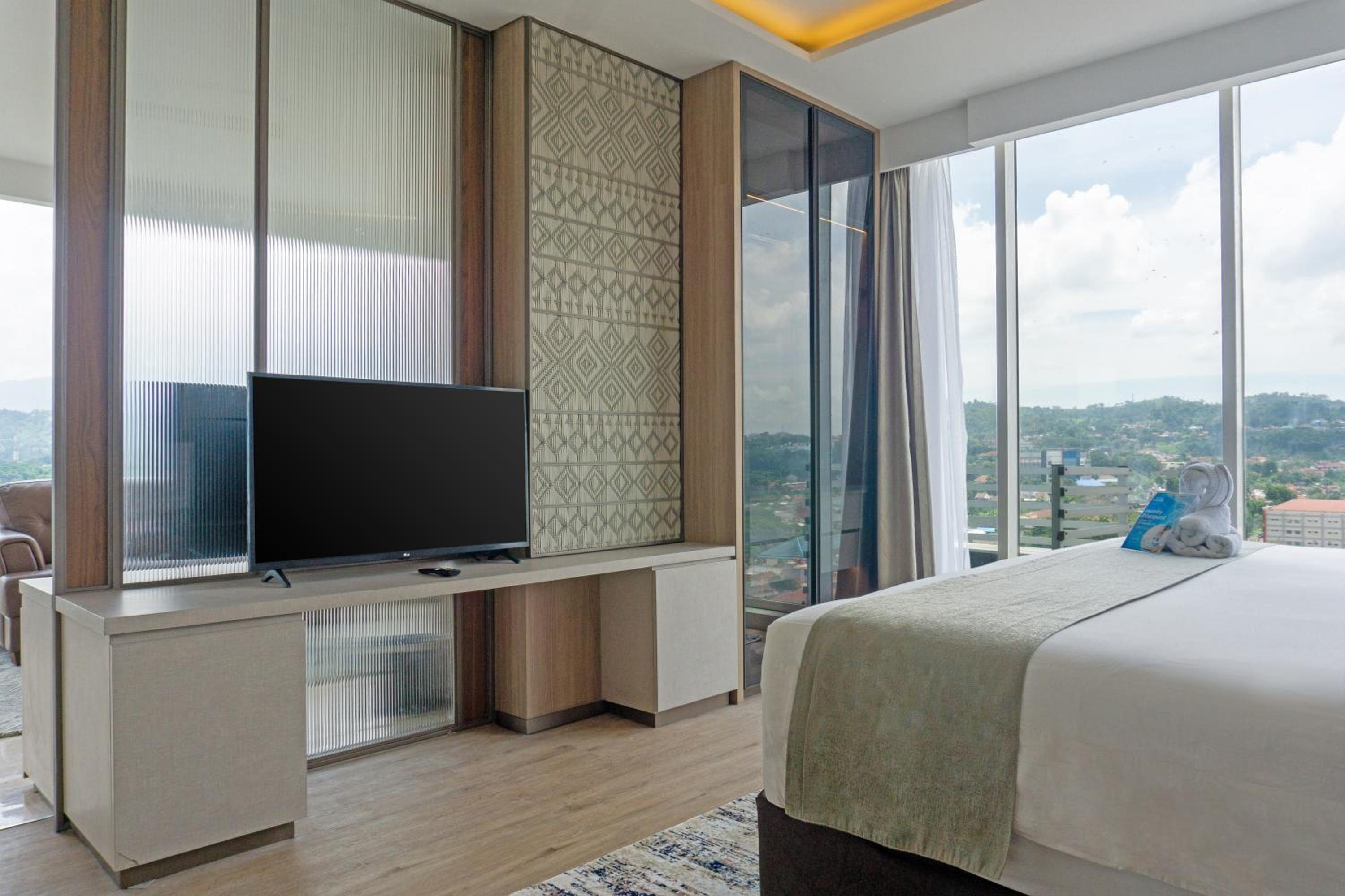 Business Suite - 1 King Bed - City View - Photo 5