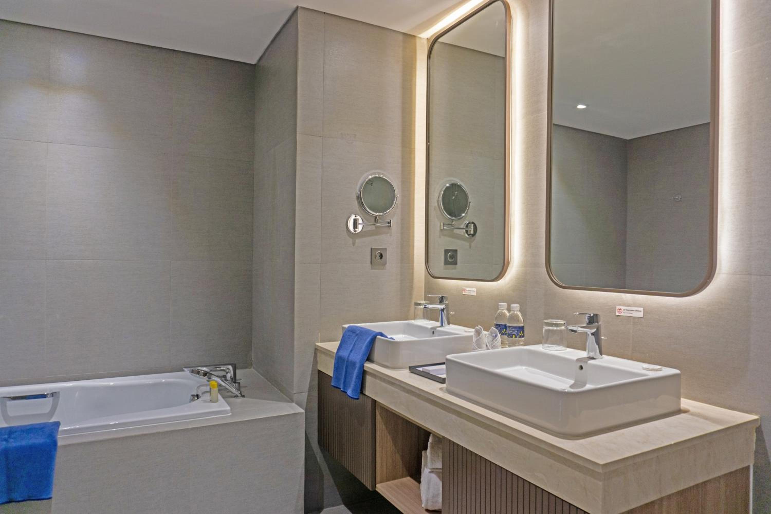 Business Suite - 1 King Bed - City View - Photo 3
