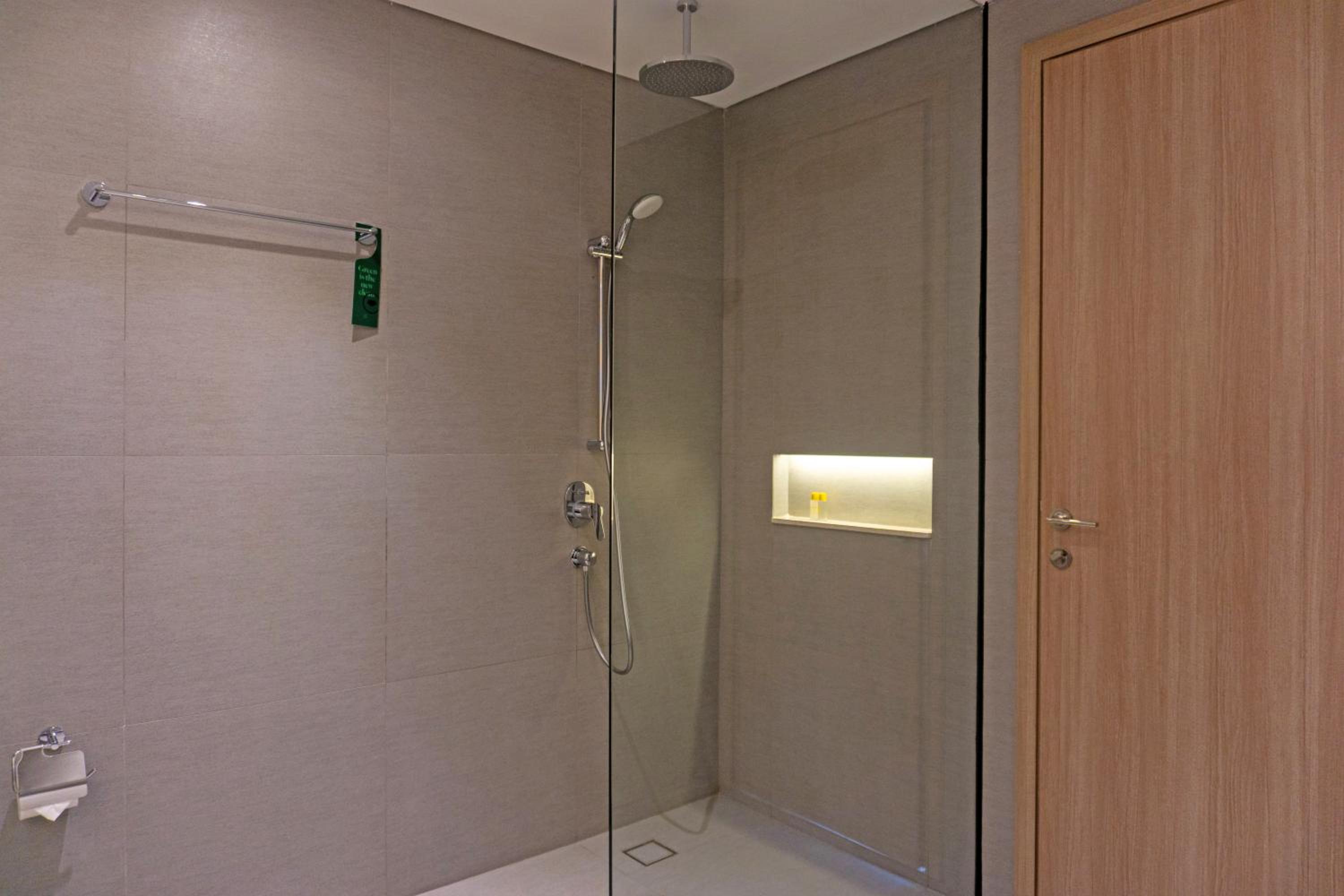 Business Suite - 1 King Bed - City View - Photo 2