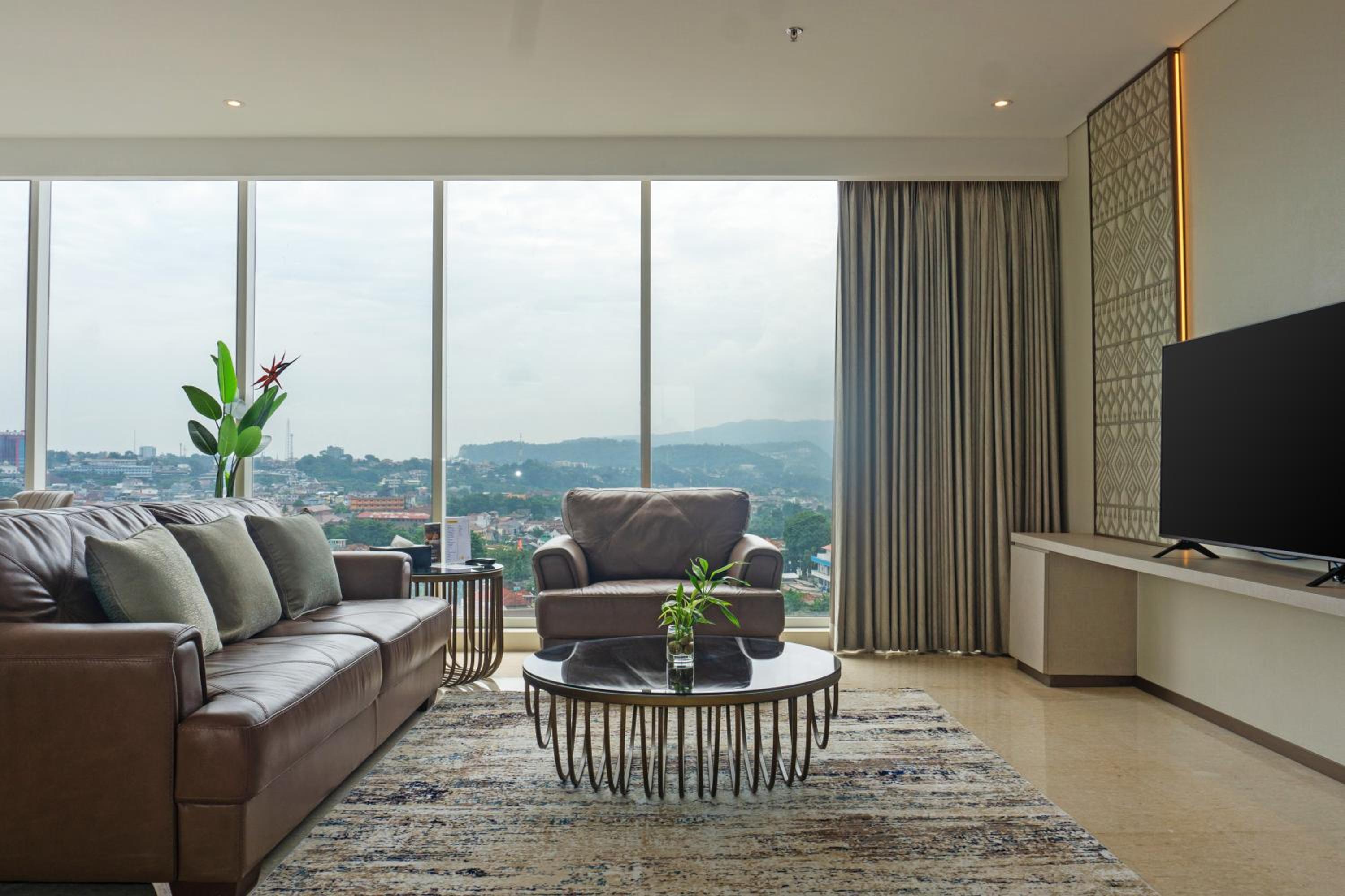 Royal Suite - 1 King Bed - City View - Photo 5