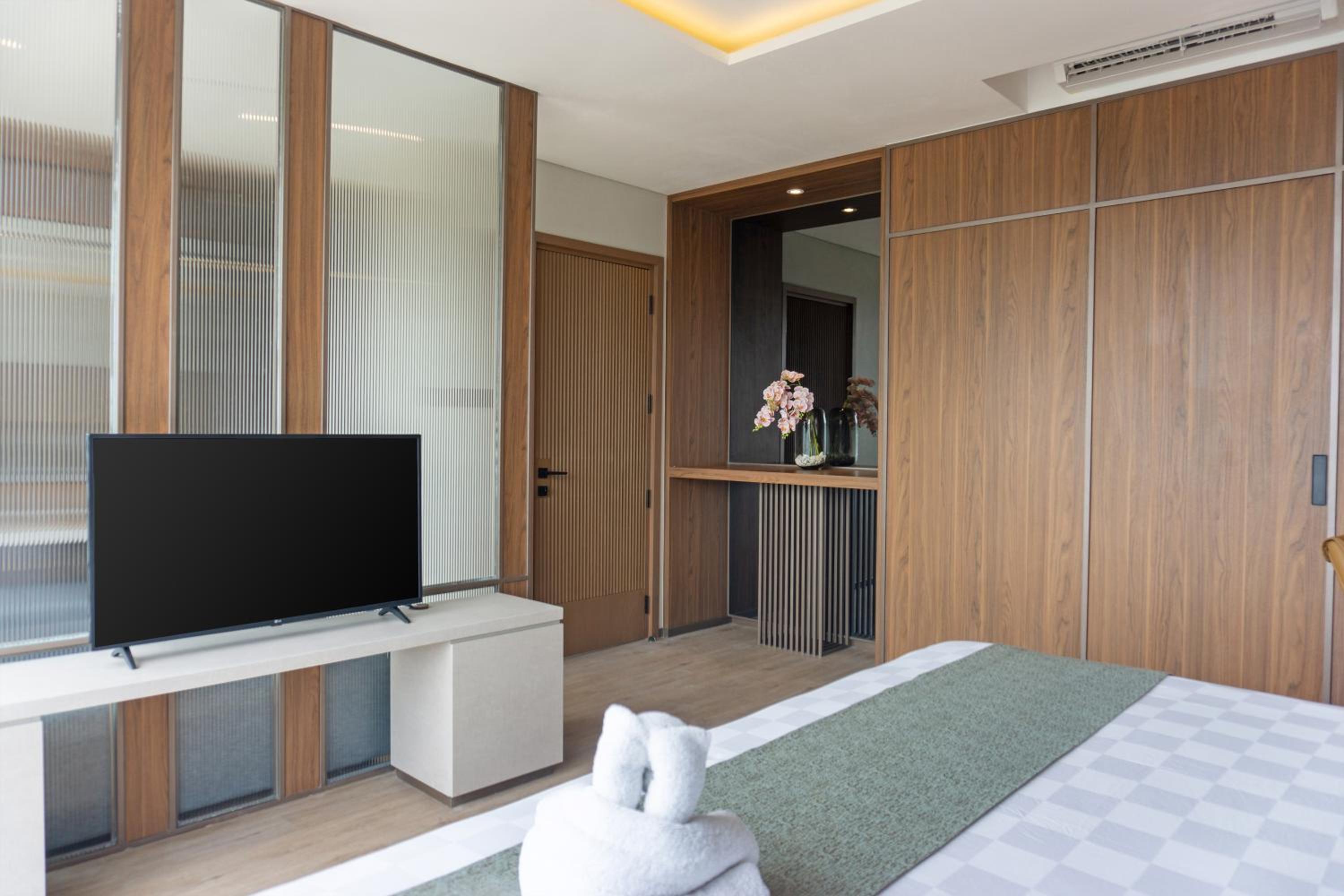 Royal Suite - 1 King Bed - City View - Photo 8
