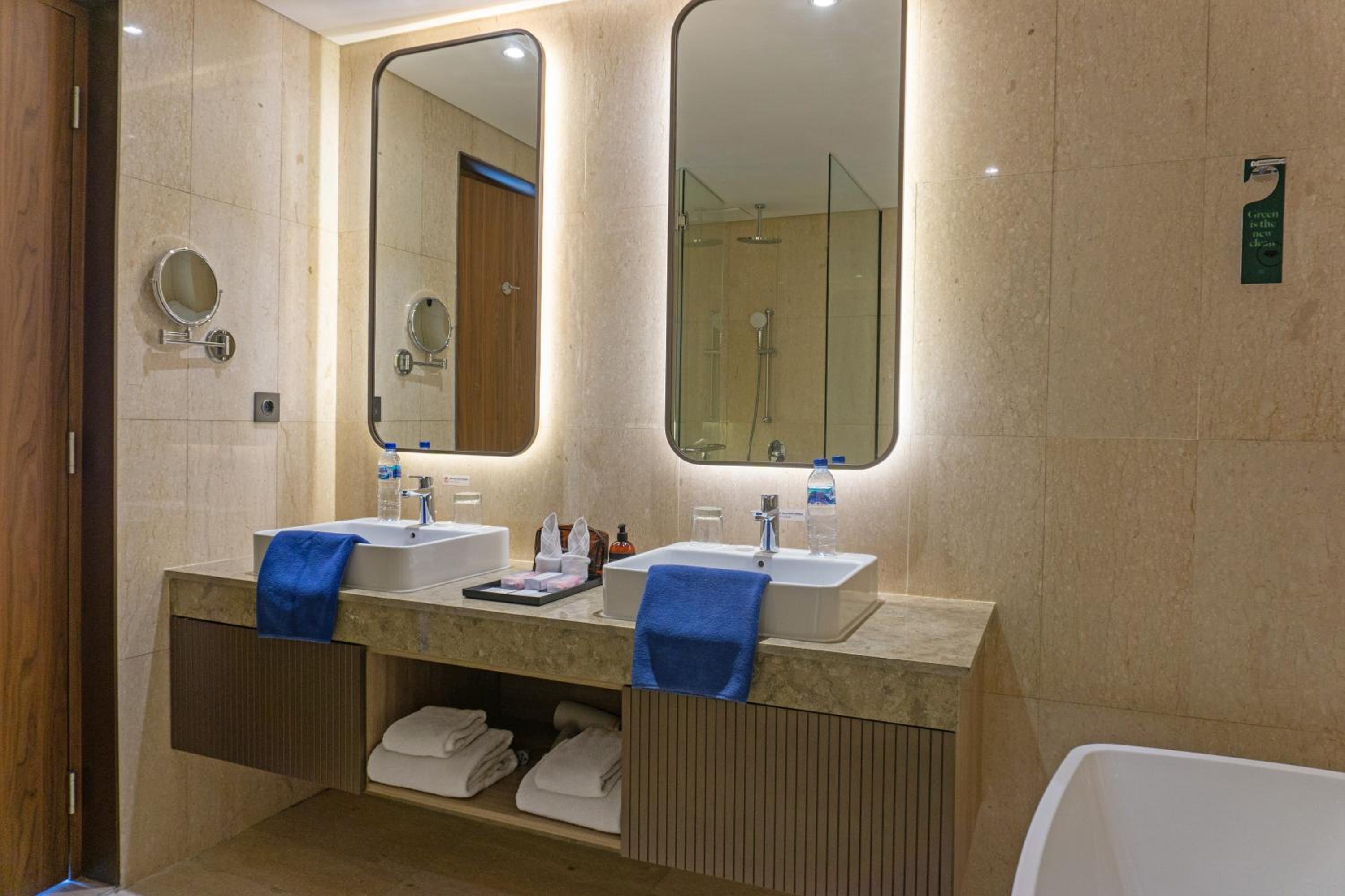 Royal Suite - 1 King Bed - City View - Photo 4
