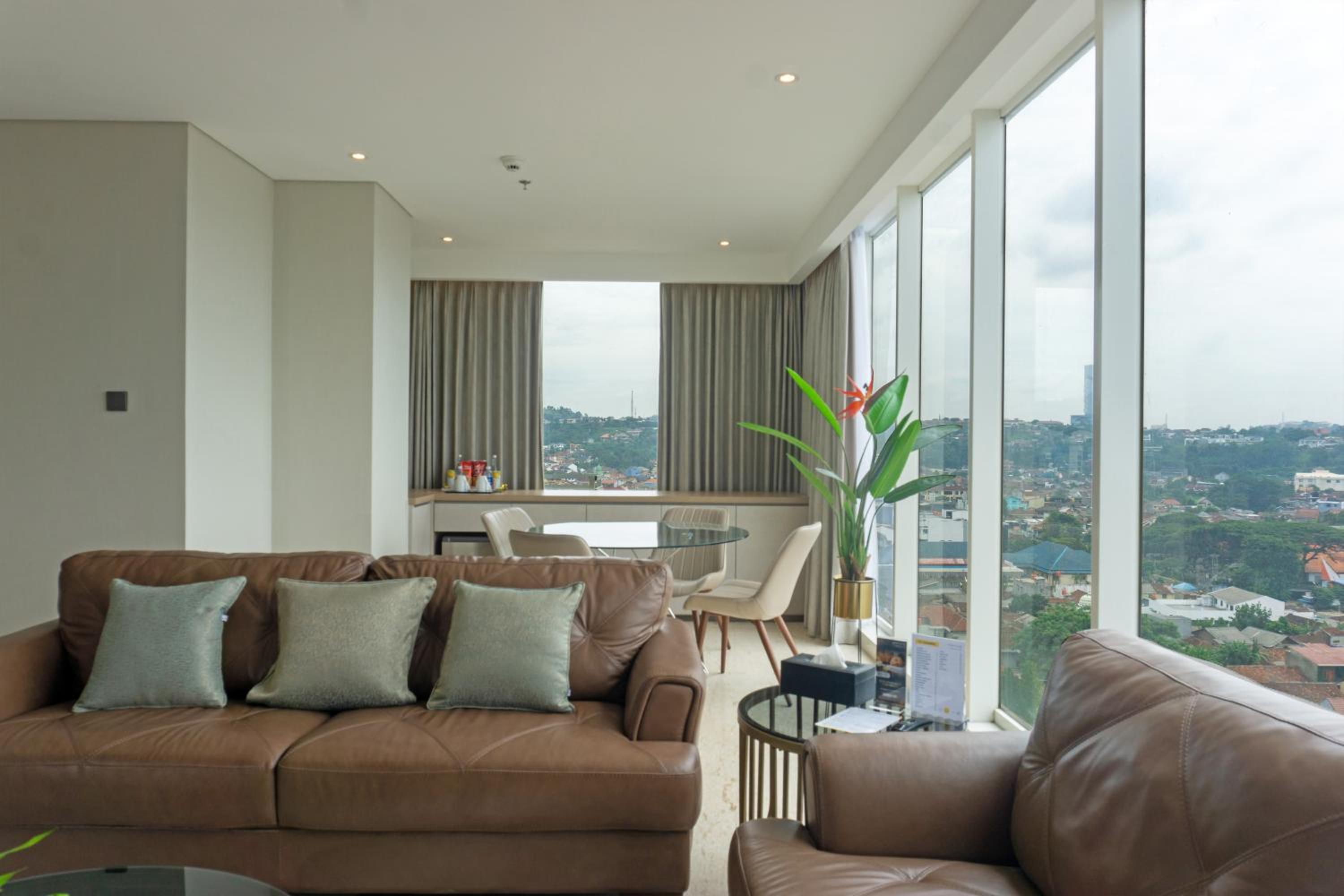 Royal Suite - 1 King Bed - City View - Photo 6