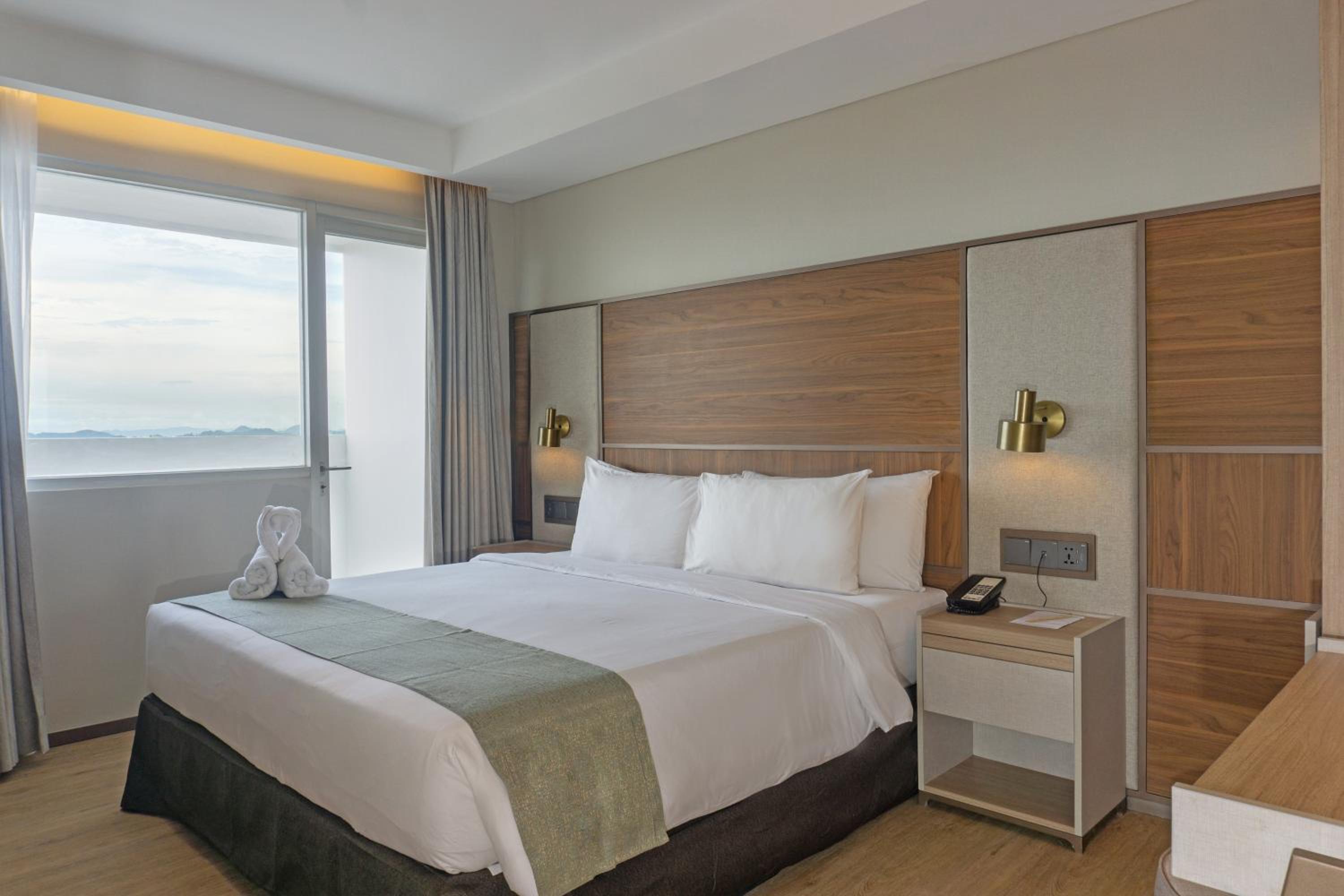 2 Bedroom Springhill Suite - 2 Queen Beds - Balcony - Sea View - Photo 1