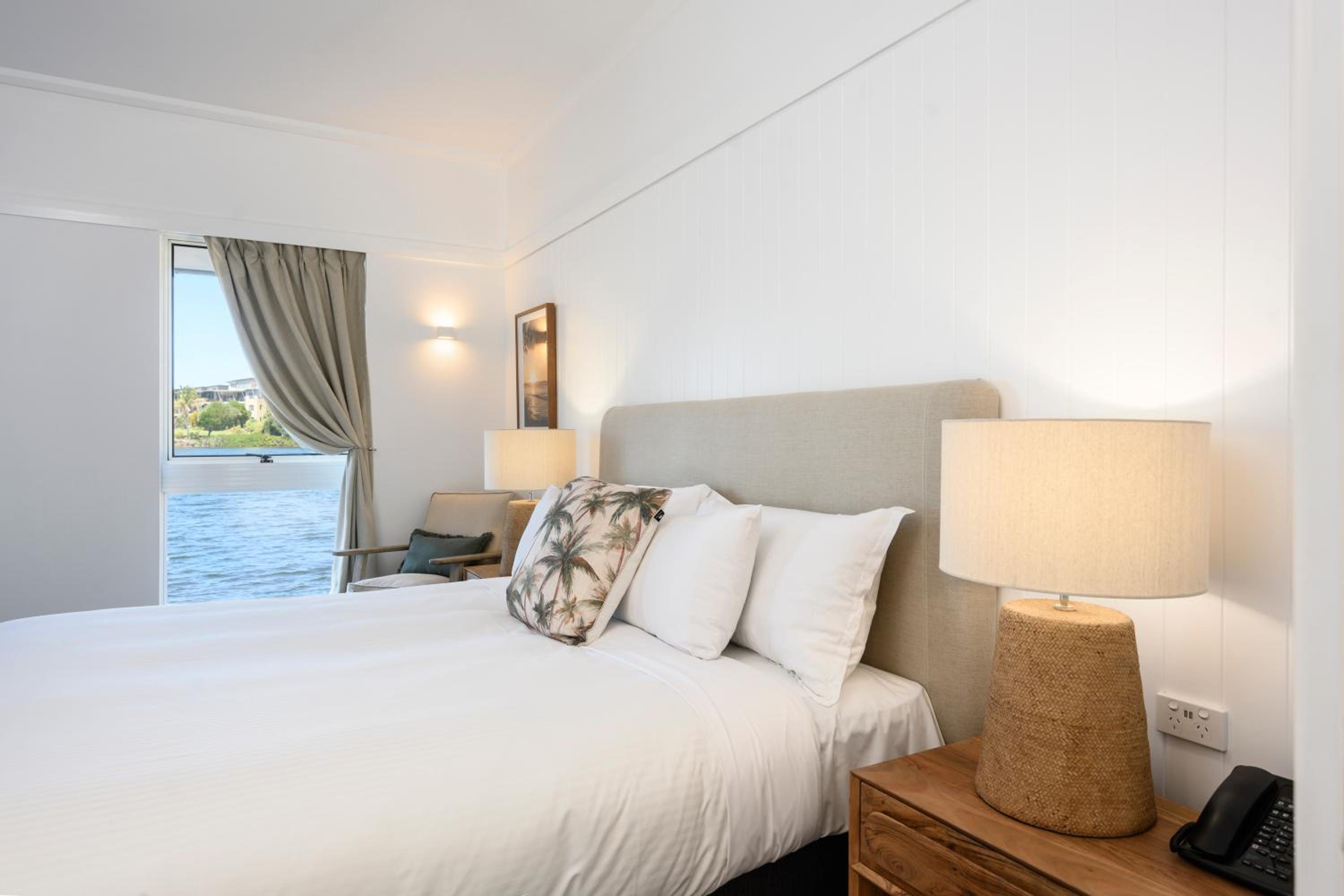 Deluxe Overwater Bungalow photo 2