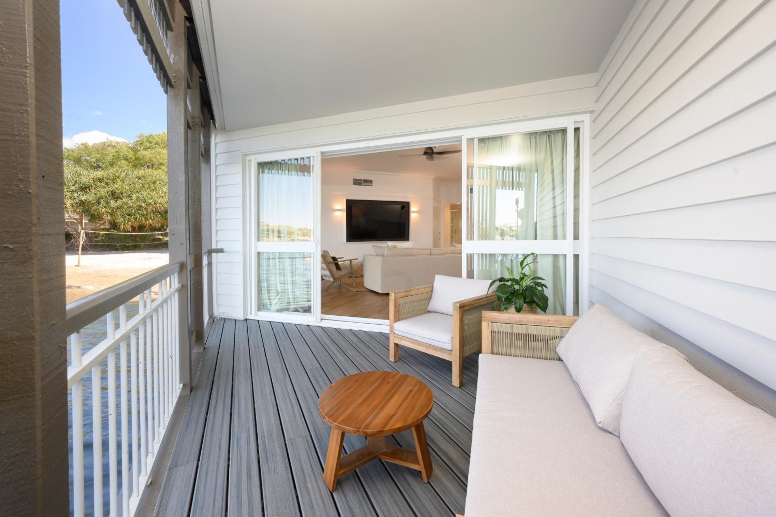 Deluxe Overwater Bungalow photo 3