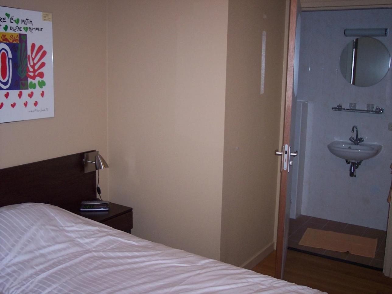 Twin Room with Bathroom - Photo 3