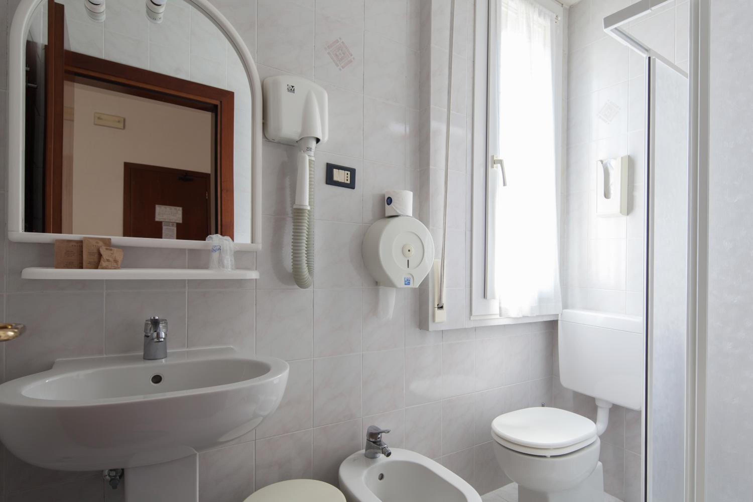 Double Room - Photo 6