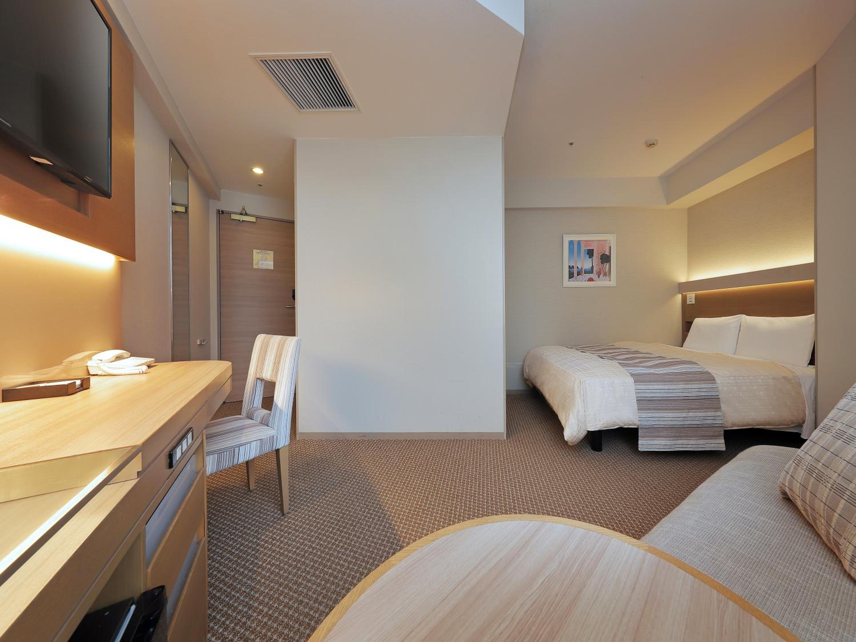 Double Room with Tokyo Station View - Non-Smoking photo 2