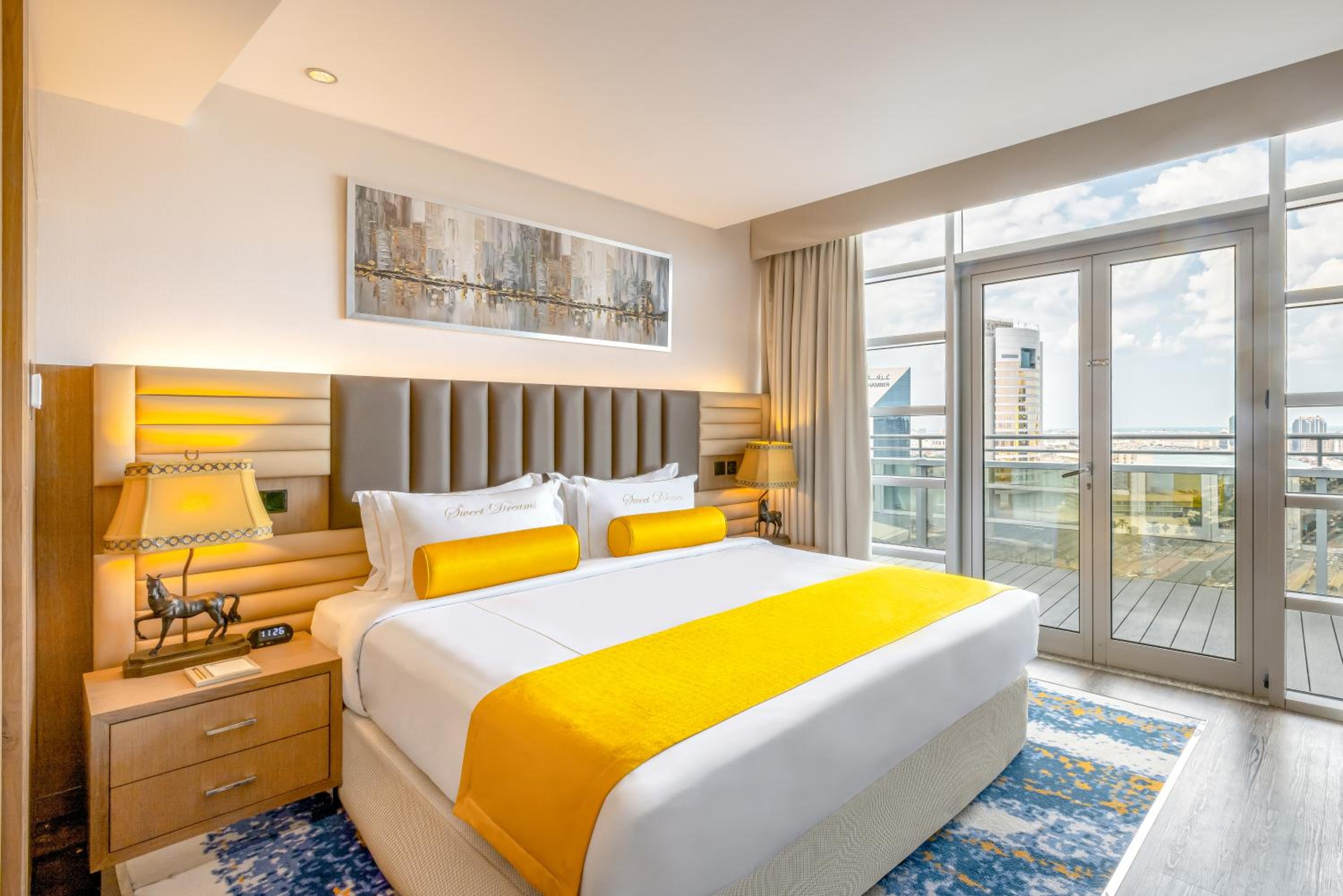 Deluxe Room Twin Beds thumbnail 5