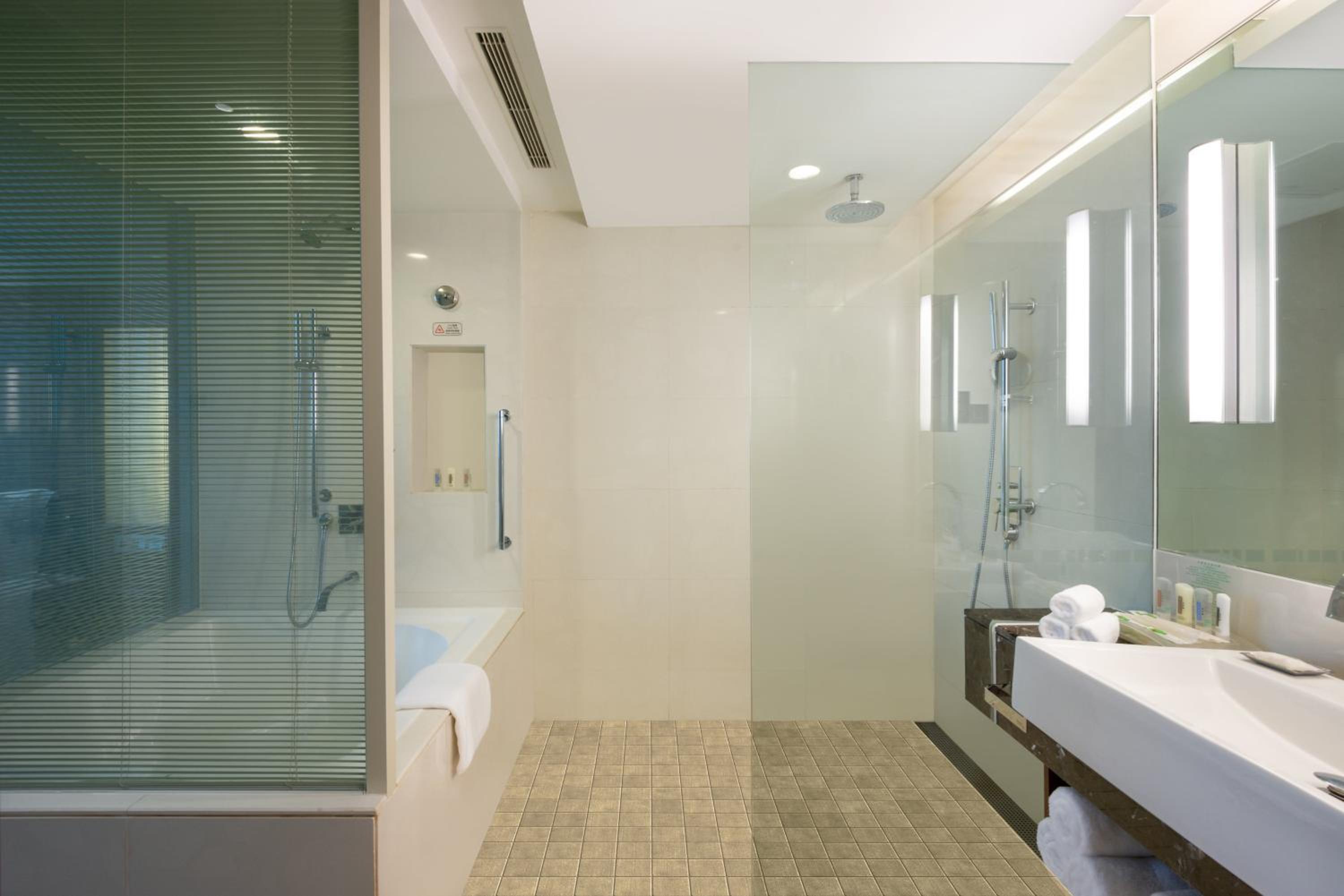 1 King One-Bedroom Suite Living lounge Access - Photo 4
