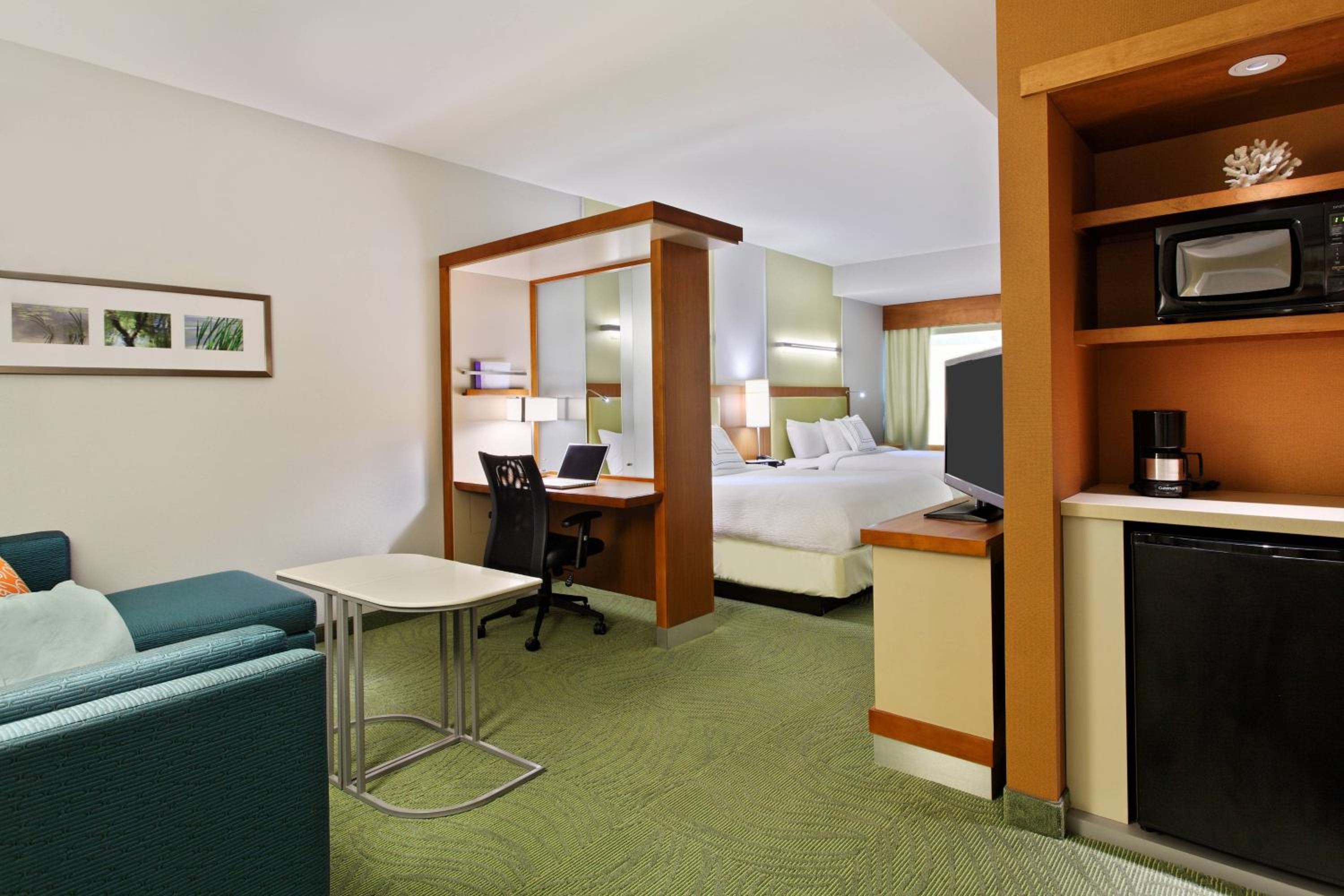 Queen Suite with Two Queen Beds, Bathtub and Trundle Sofa - Mobility Access