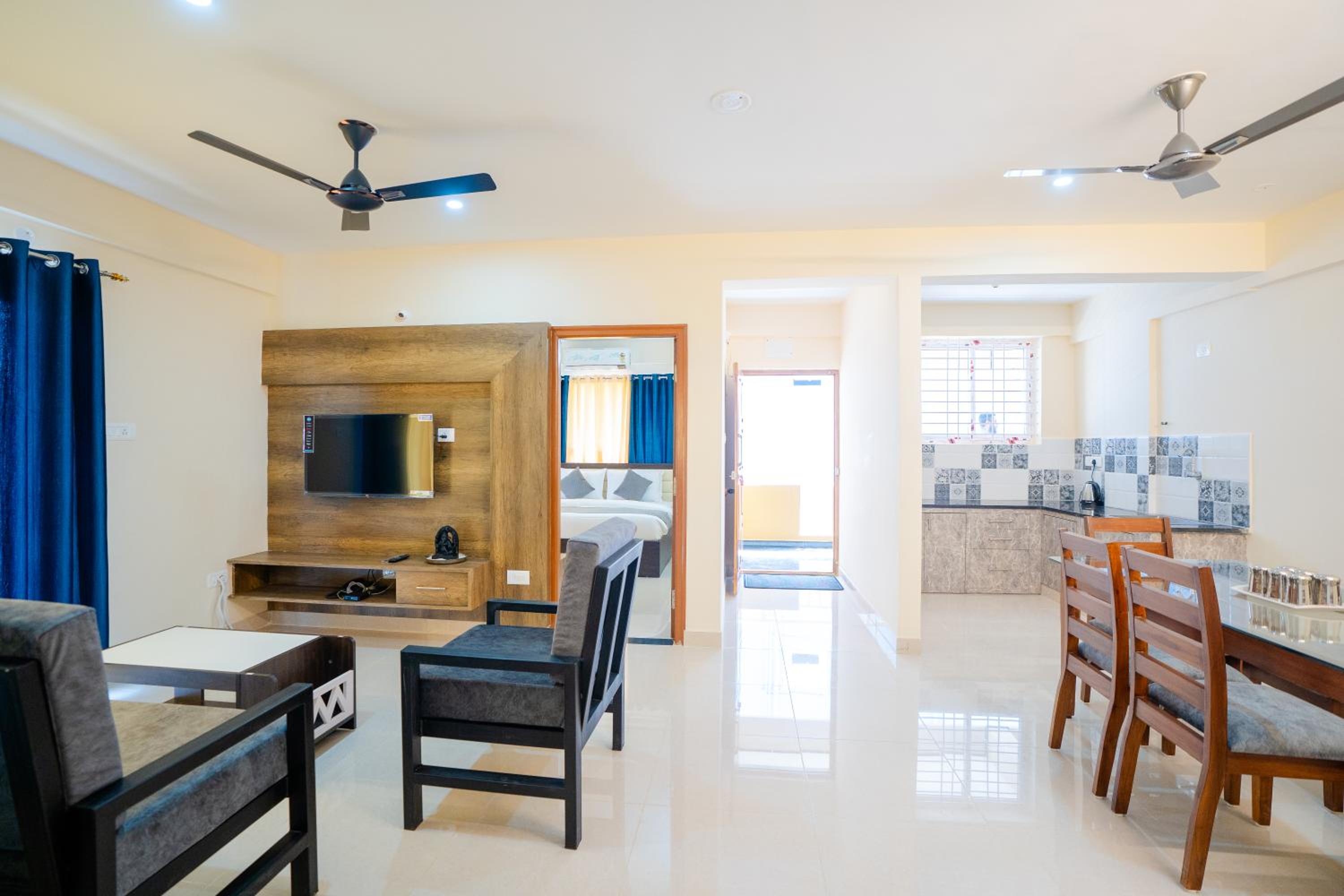 Three-Bedroom Apartment with Balcony photo 1