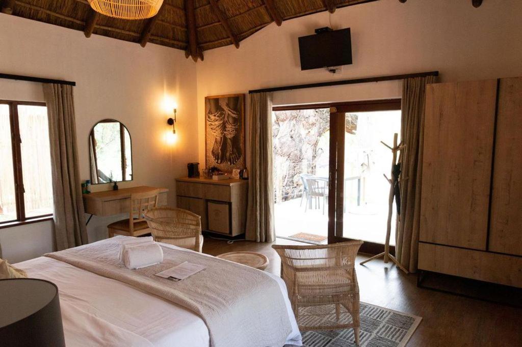 Deluxe King Suite 1