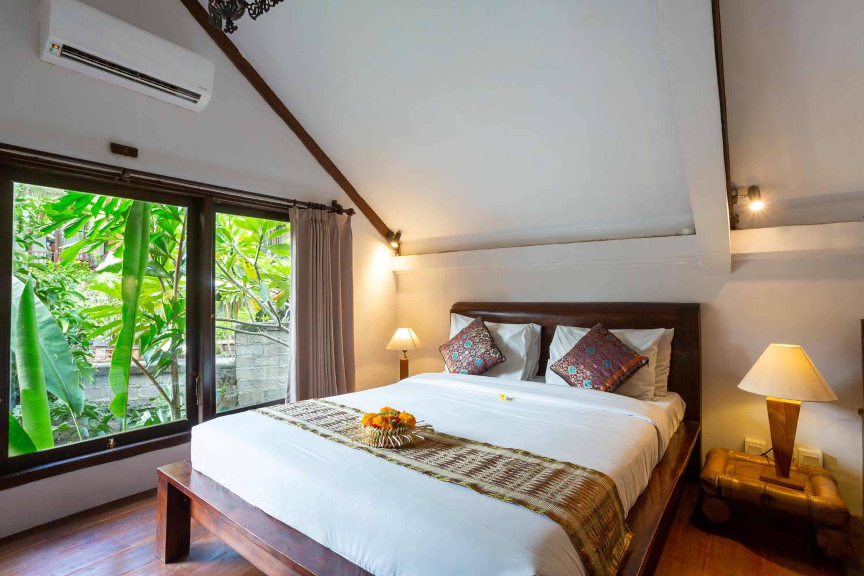 Family Room with Garden View - Photo 9