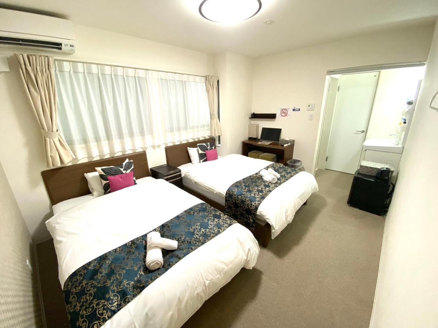 Twin Room with Bathroom photo 1