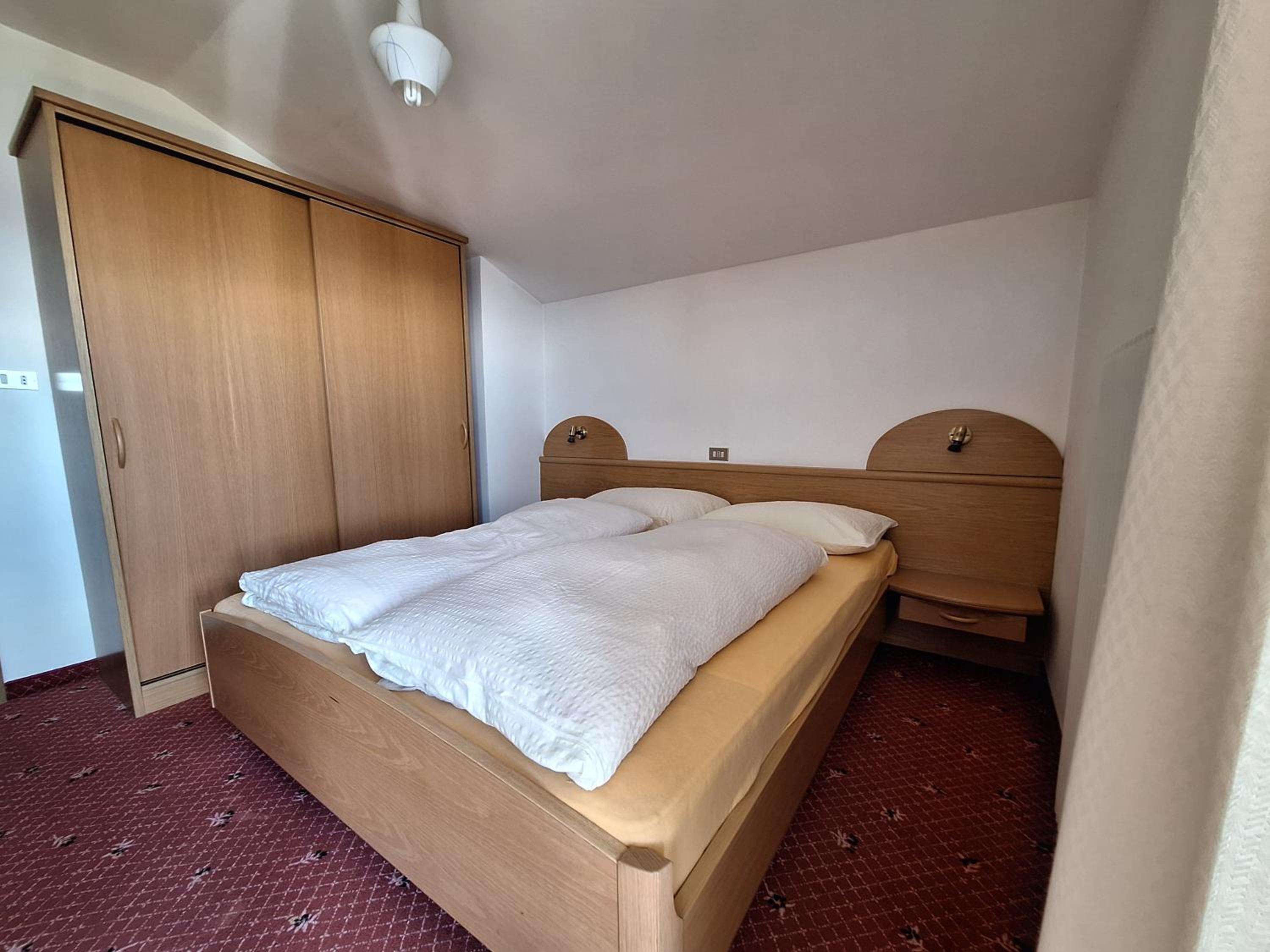 One-Bedroom Apartment with Balcony and Mountain View   photo 2