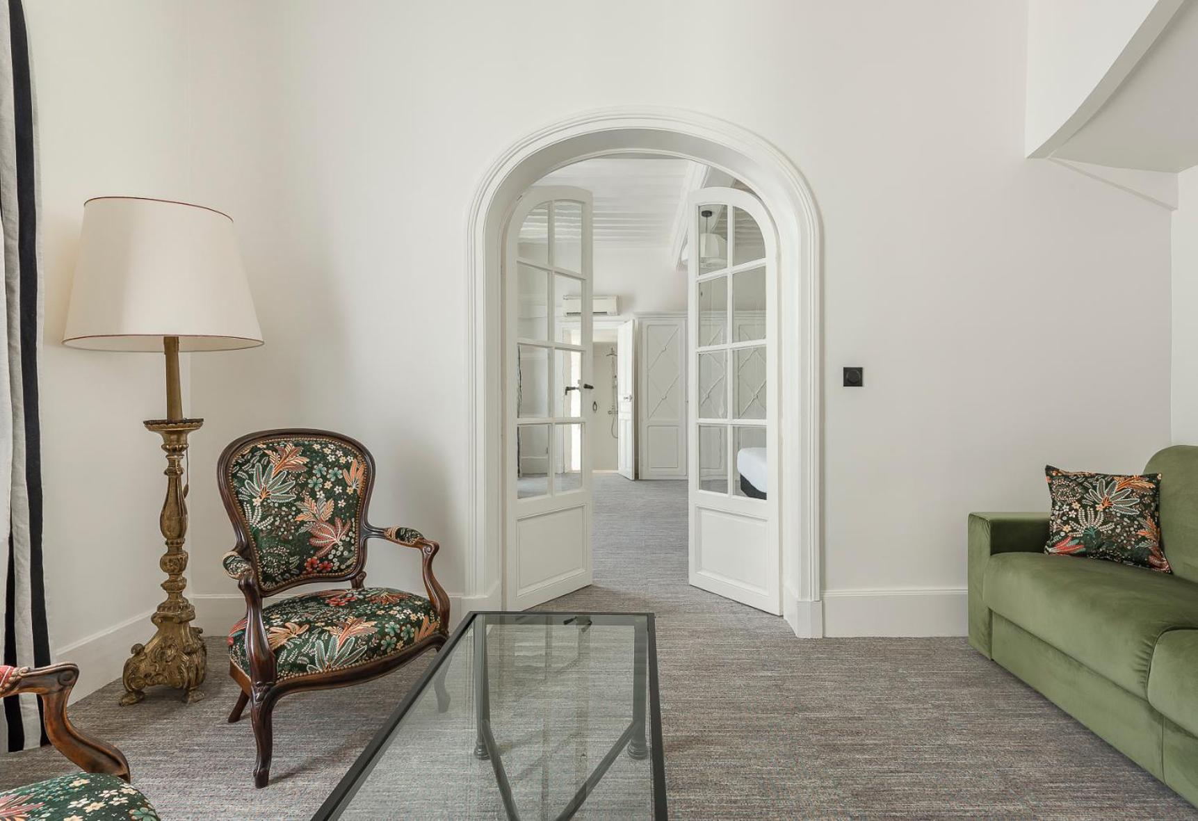 Suite - Photo 1
