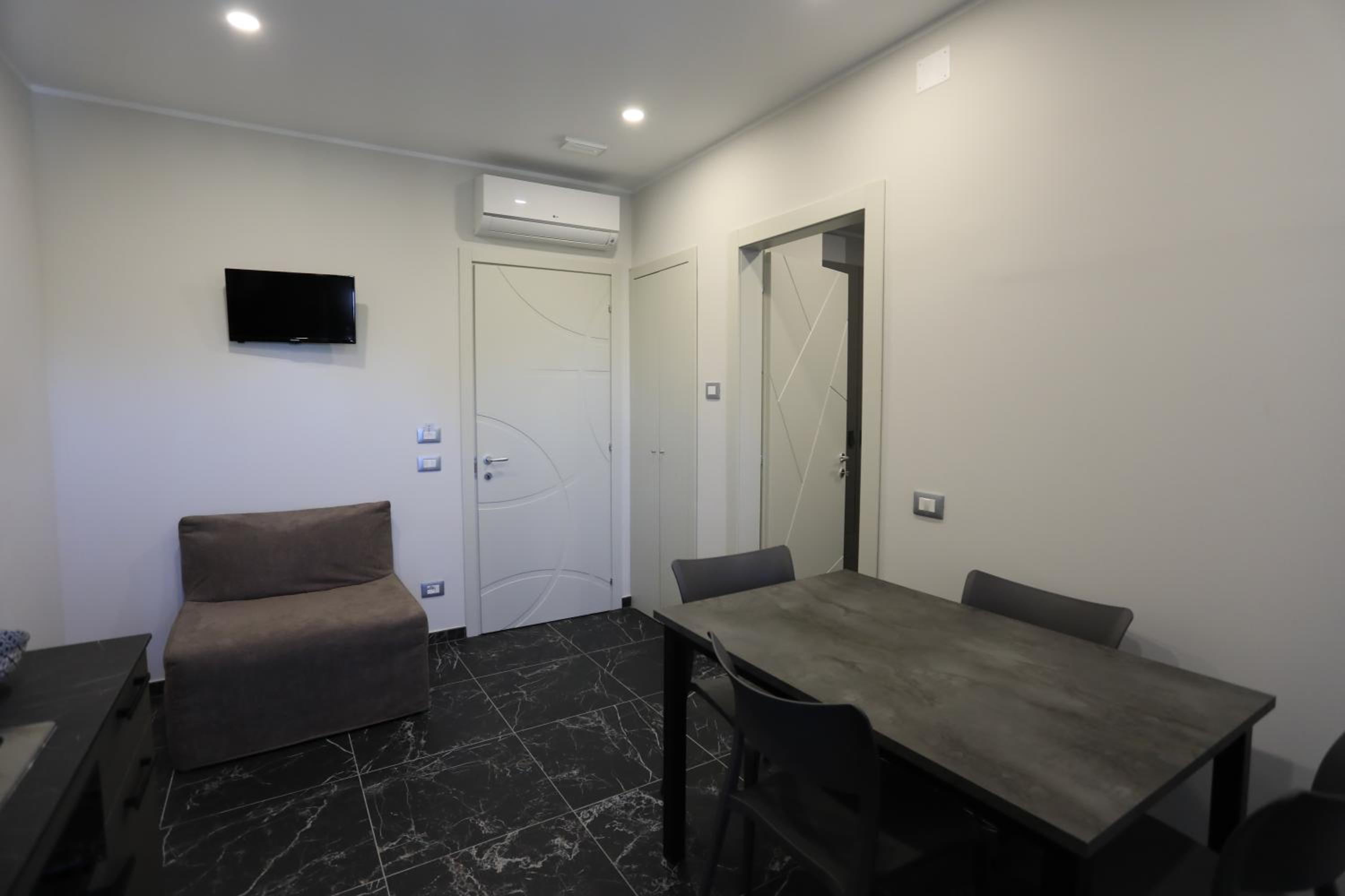 Studio Apartment - Photo 12