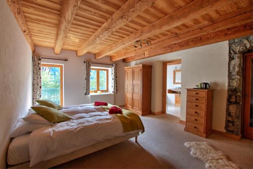 Double or Twin Room with Mountain View