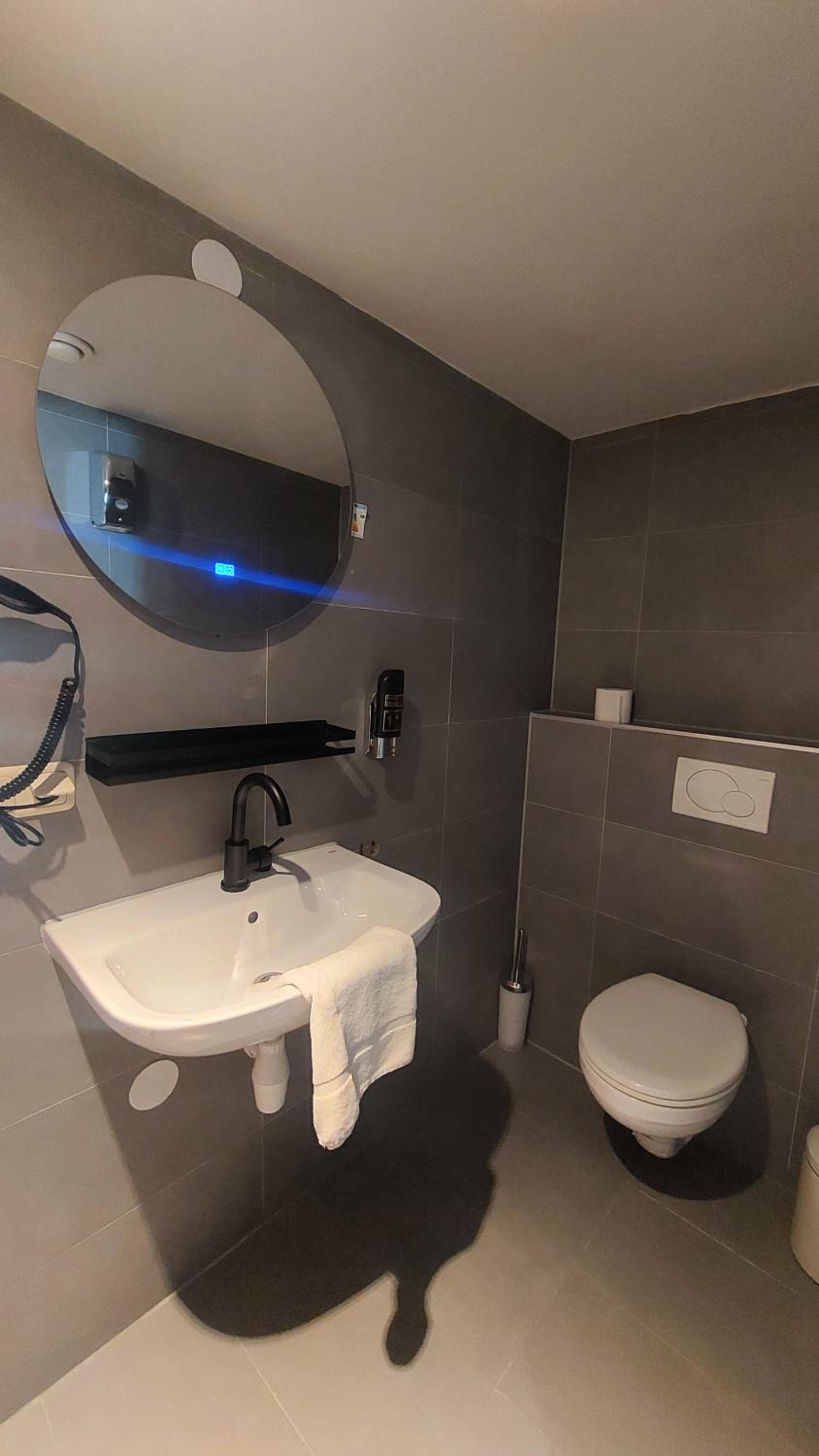 Private Room (6 Adults)