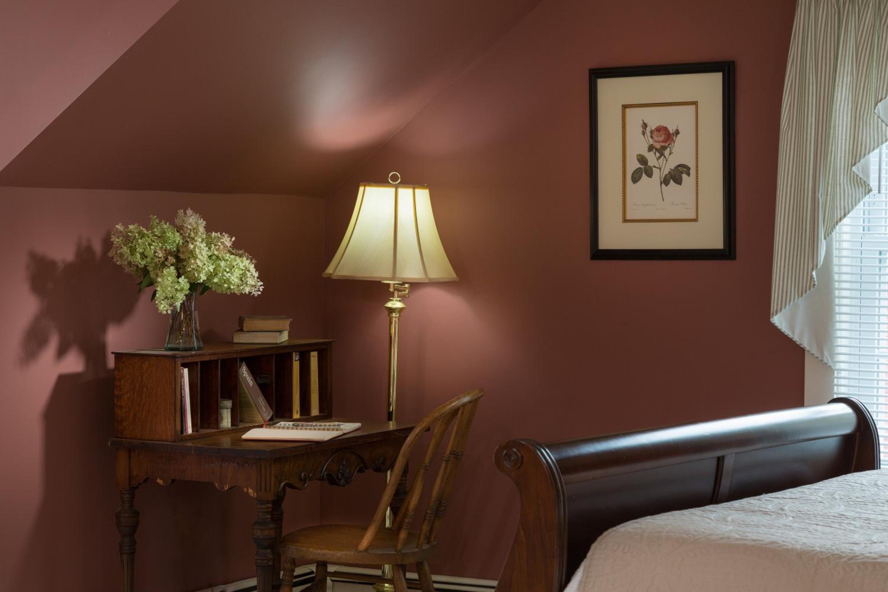Deluxe Queen Suite photo 2
