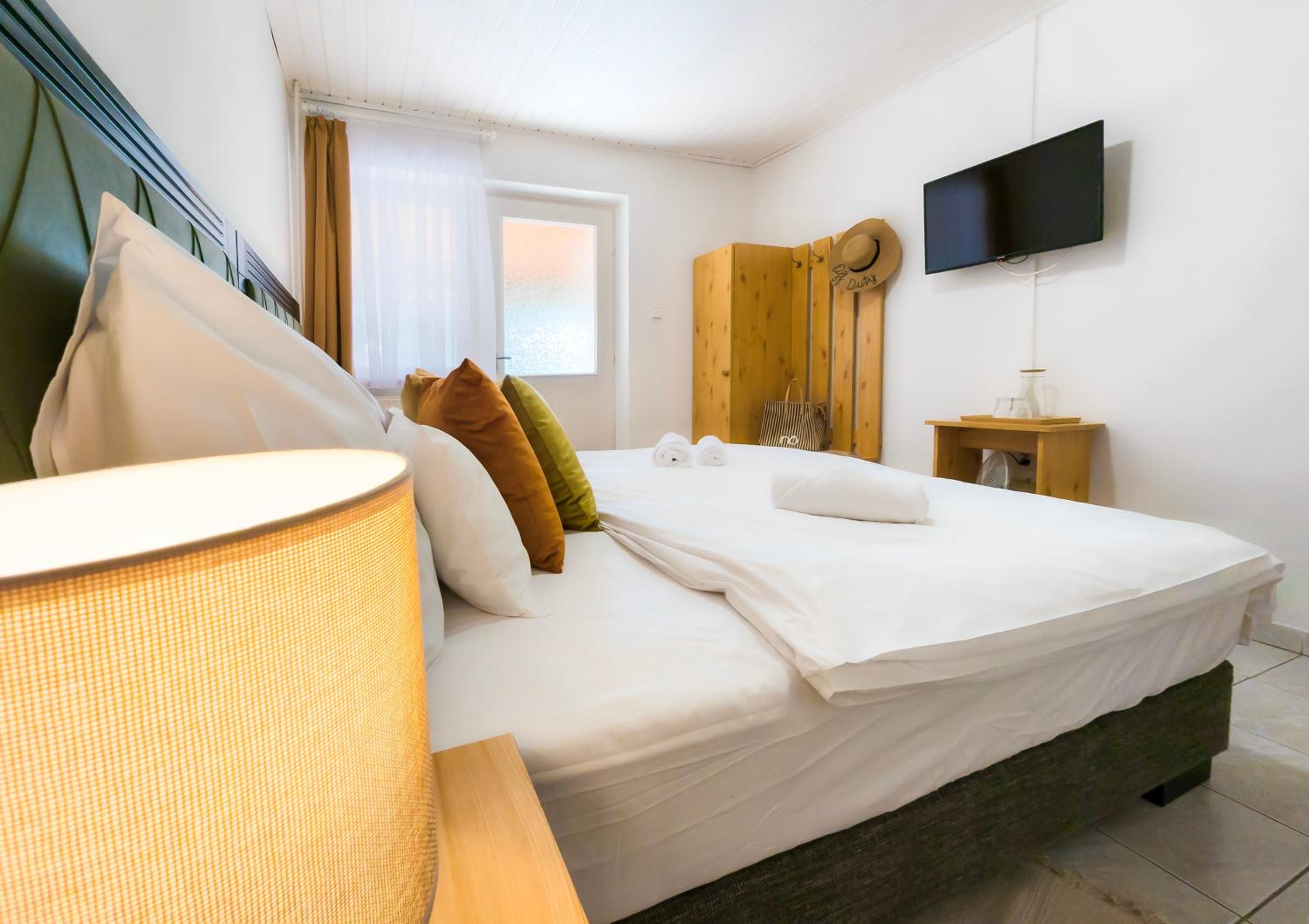 Double Room with Private Bathroom - Photo 9