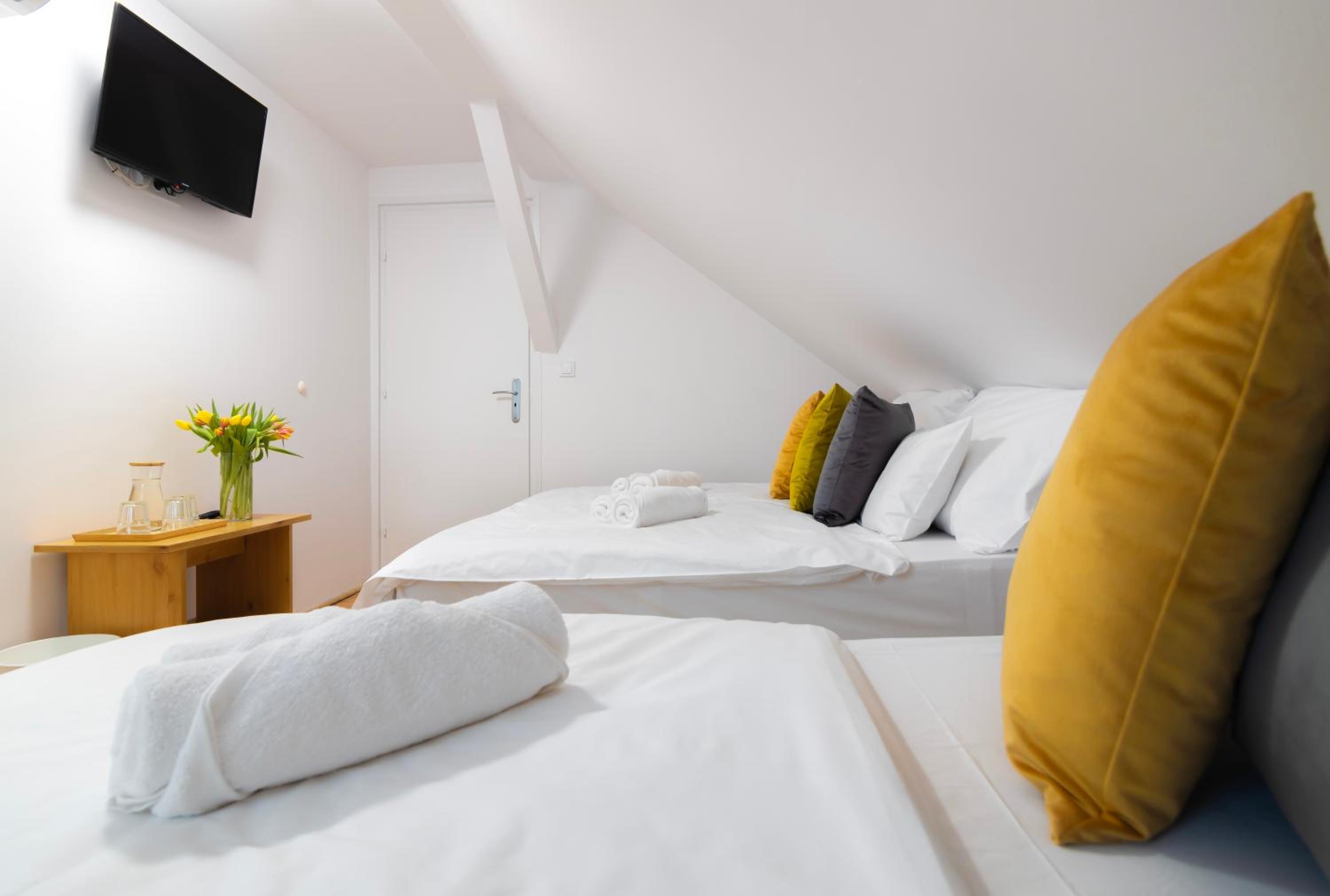 Triple Room with Private Bathroom - Photo 2