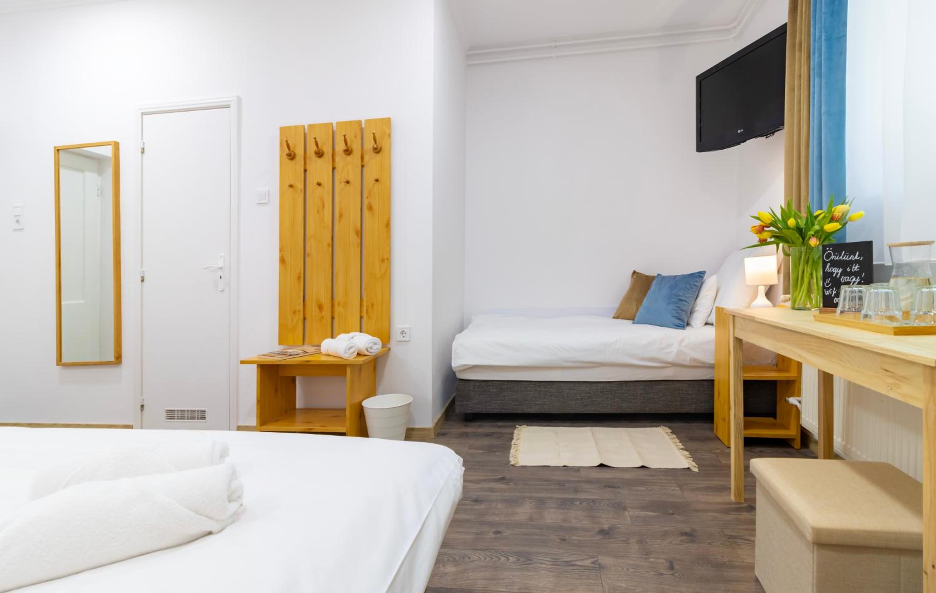 Quadruple Room with Bathroom - Photo 2