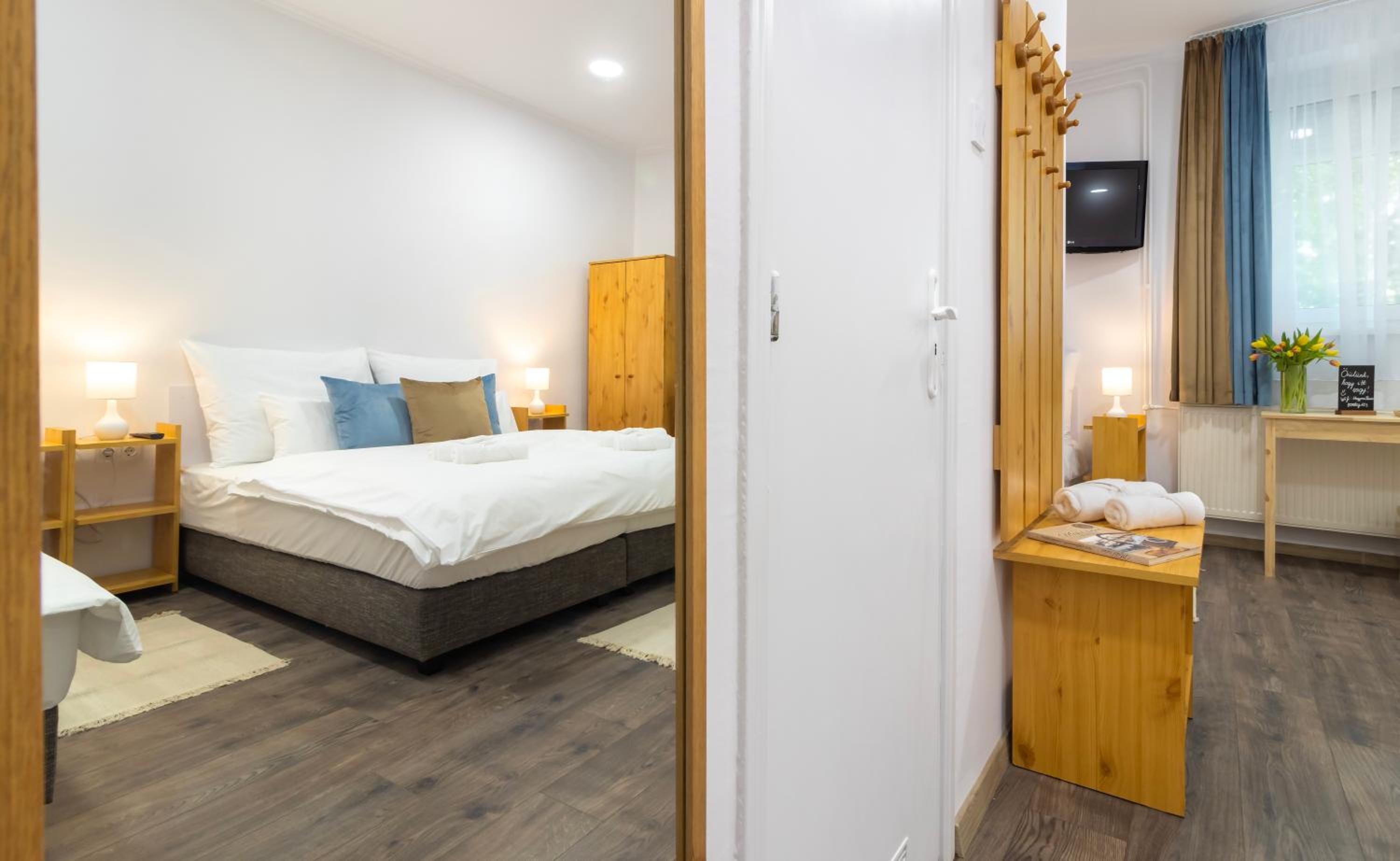 Quadruple Room with Bathroom - Photo 5