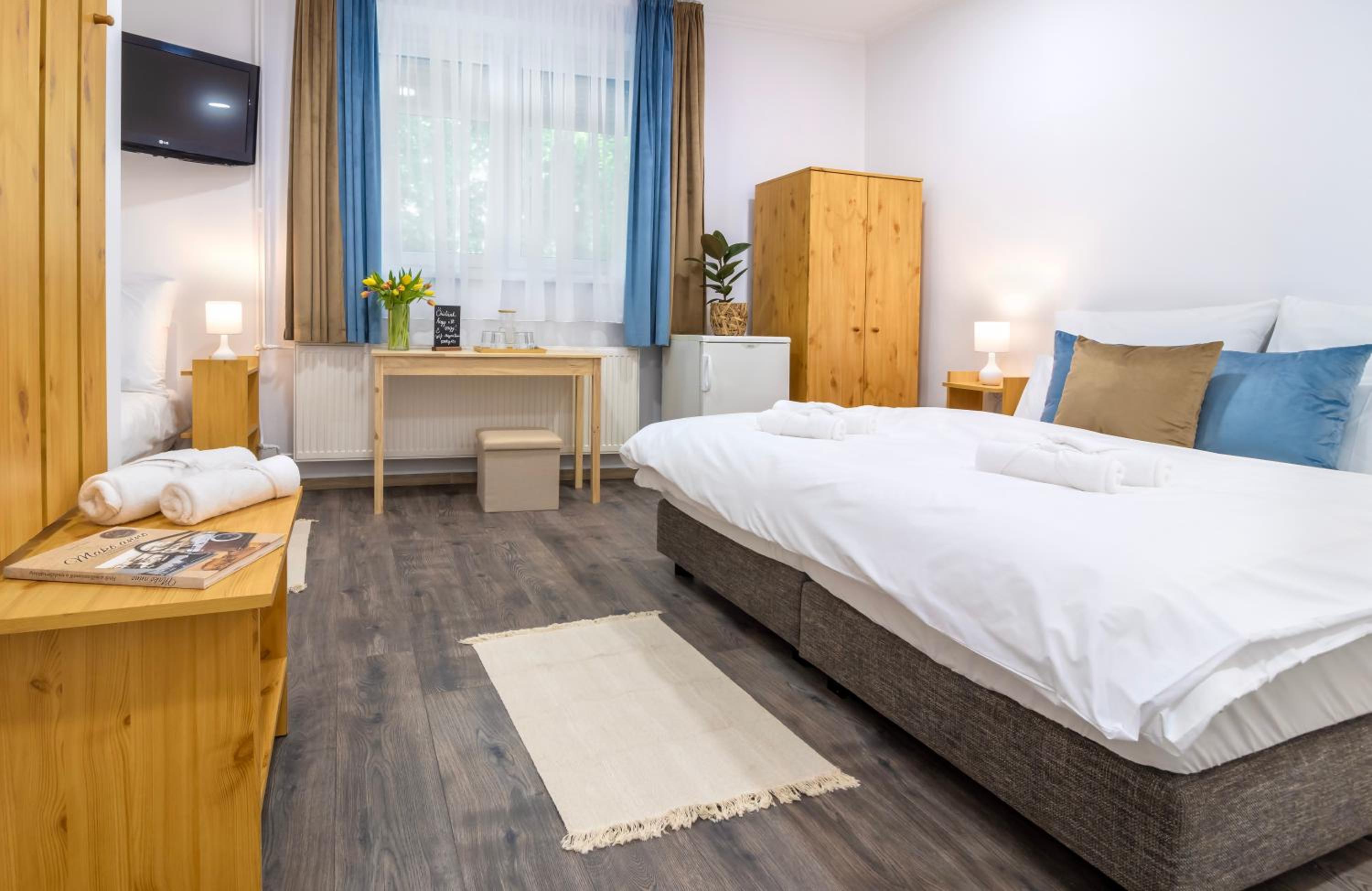 Quadruple Room with Bathroom - Photo 11