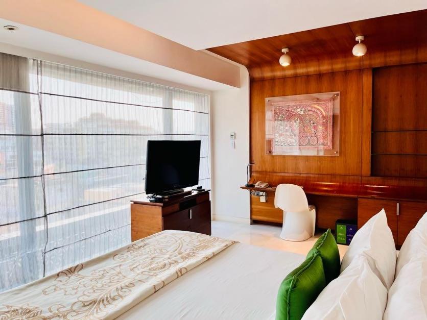 Luxury Double or Twin Room (20% off on session of Spa ,15% Off on Laundry service ,Complimentary Welcome Drink on arrival) Luxury Double or Twin Room (20% off on session of Spa ,15% Off on Laundry service ,Complimentary Welcome Drink on arrival)
