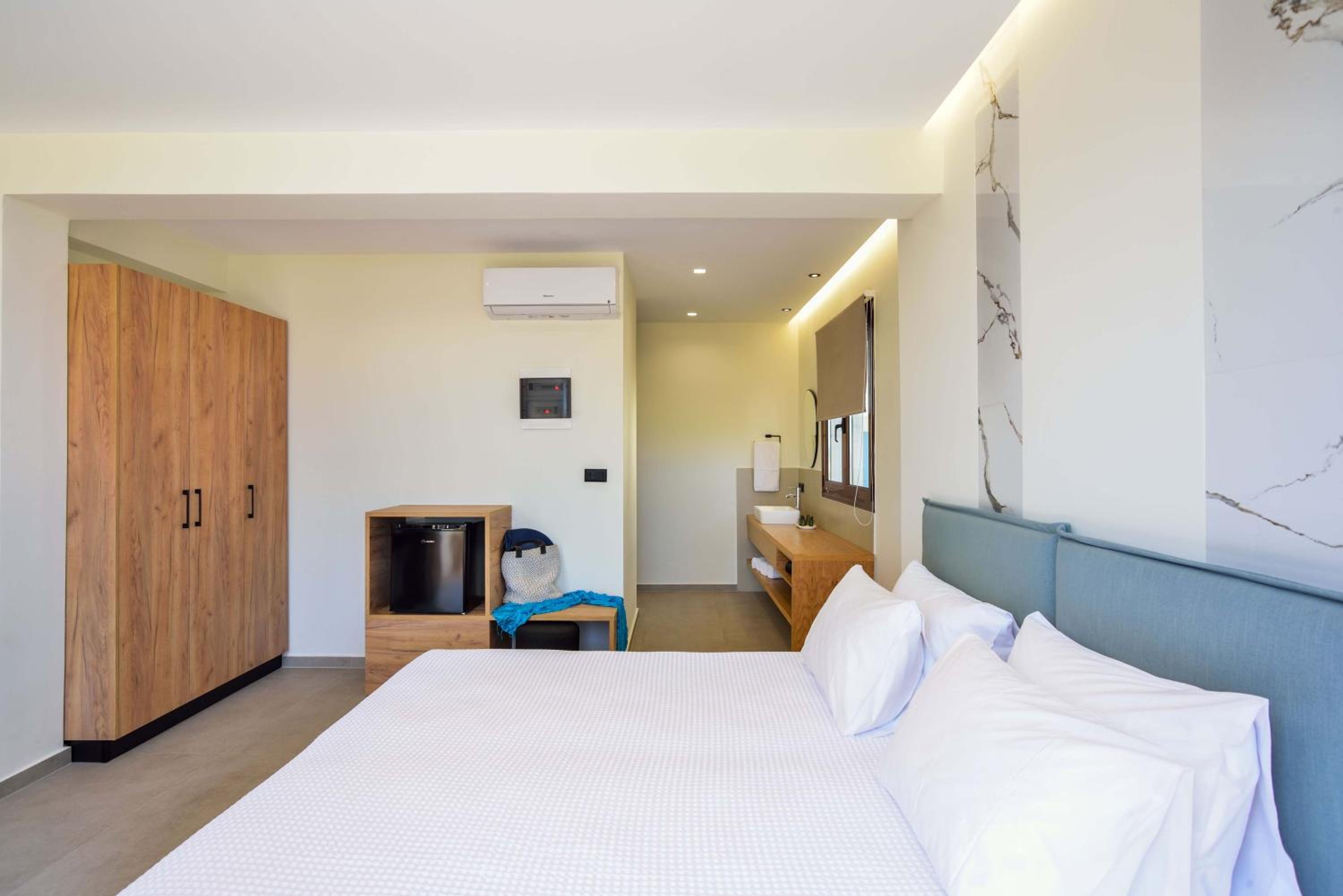 Double or Twin Room with Pool View photo 3
