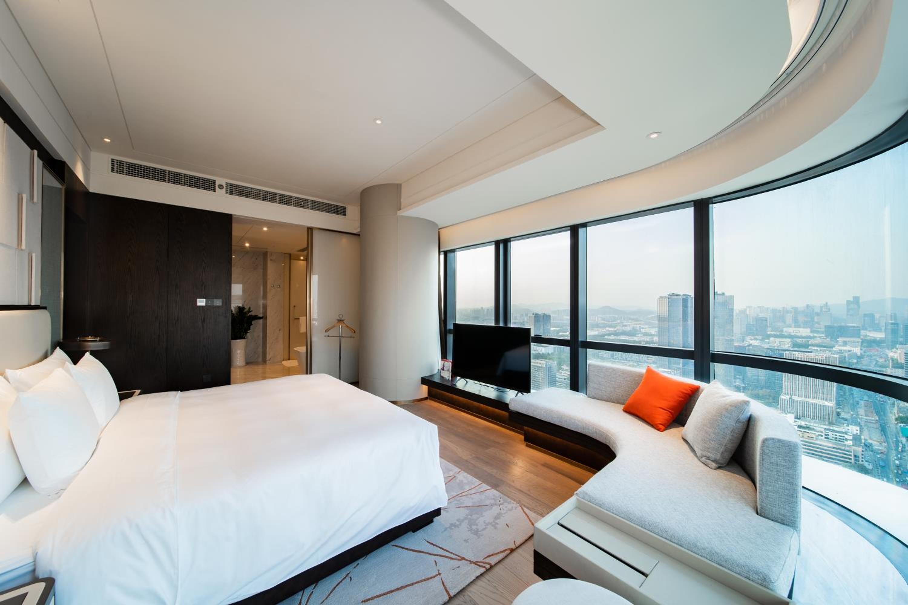 Standard King Room with City View - Photo 9