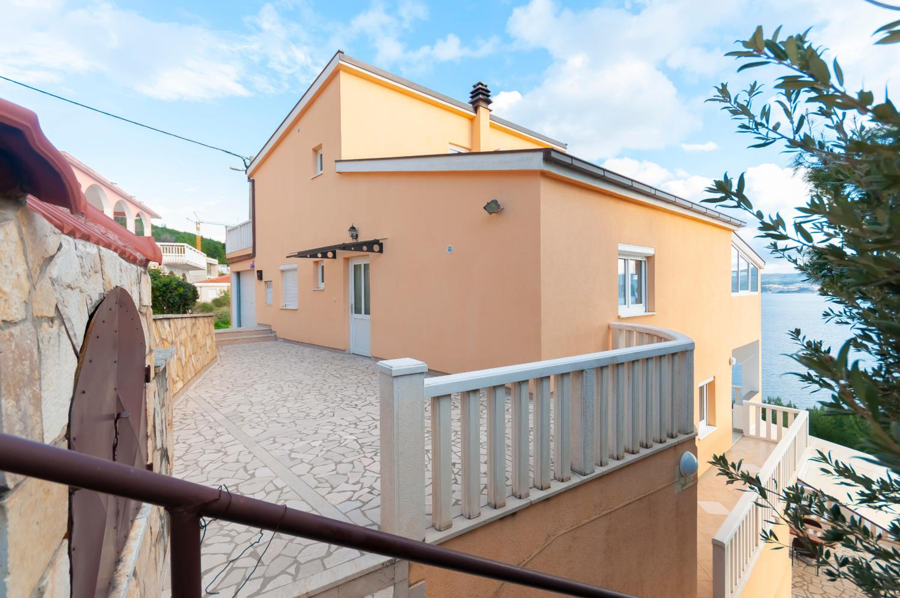 Family Two-Bedroom Apartment with View photo 2