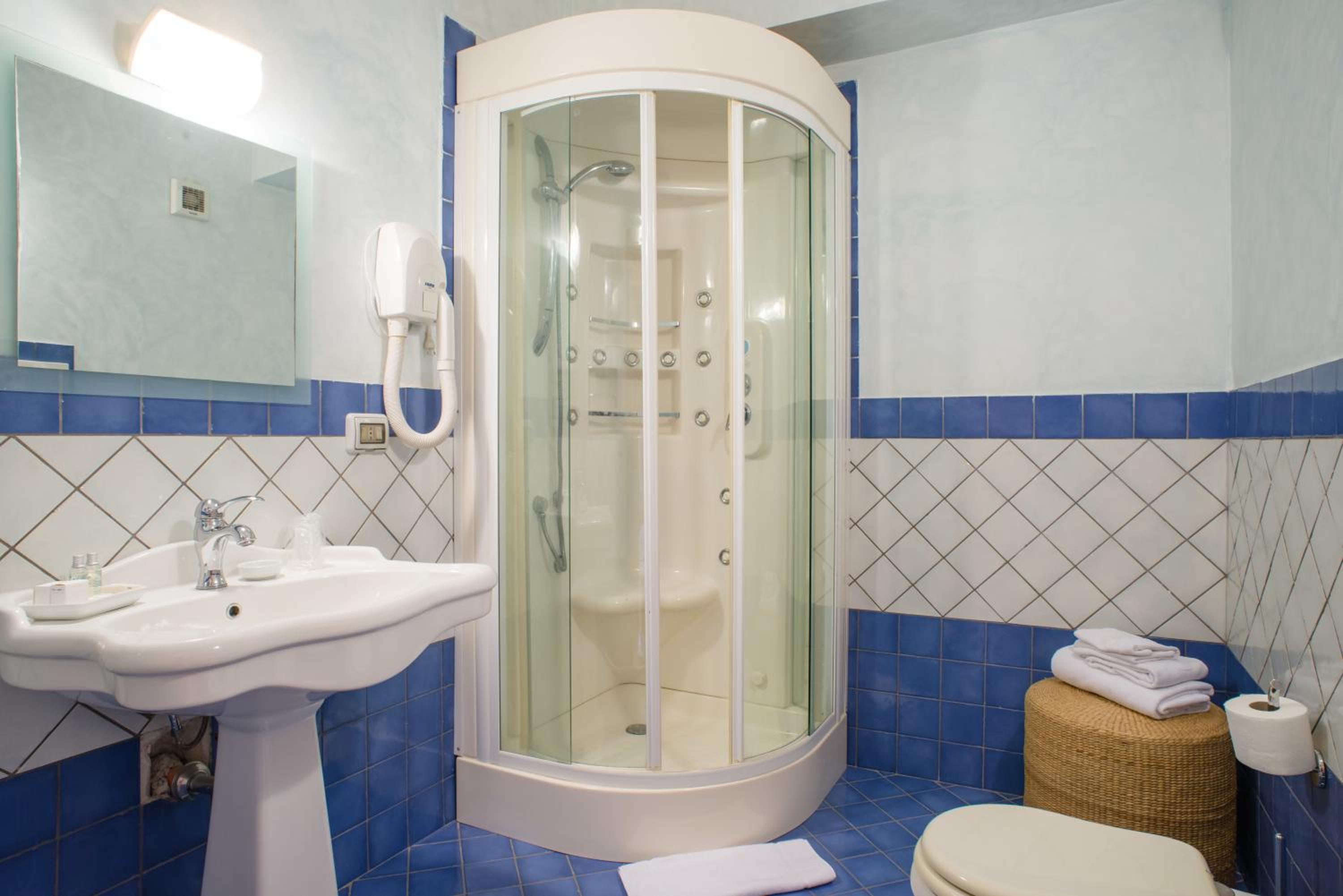 Quadruple Room with Shower - Photo 2