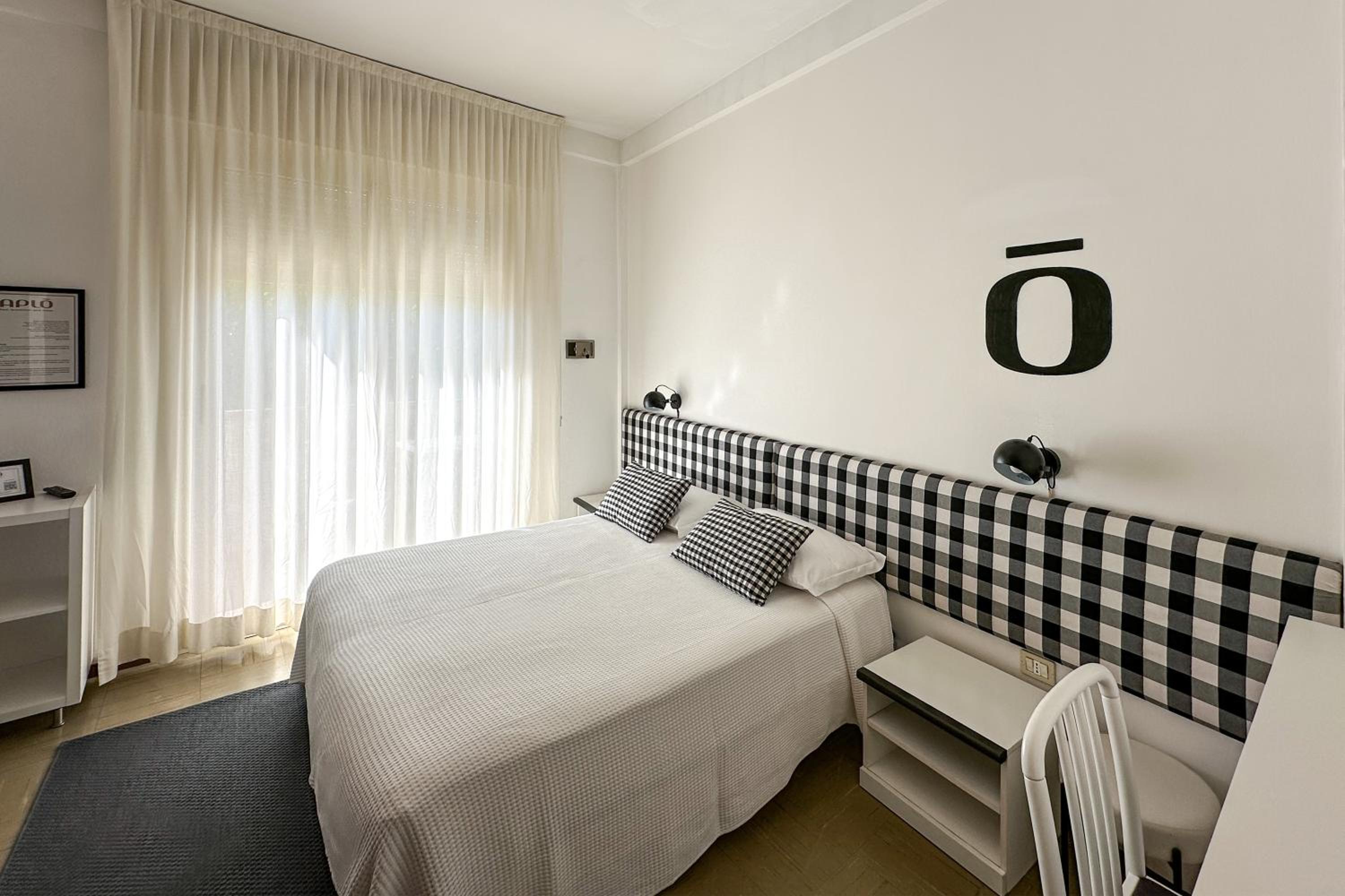 Double Room with Balcony - Photo 11