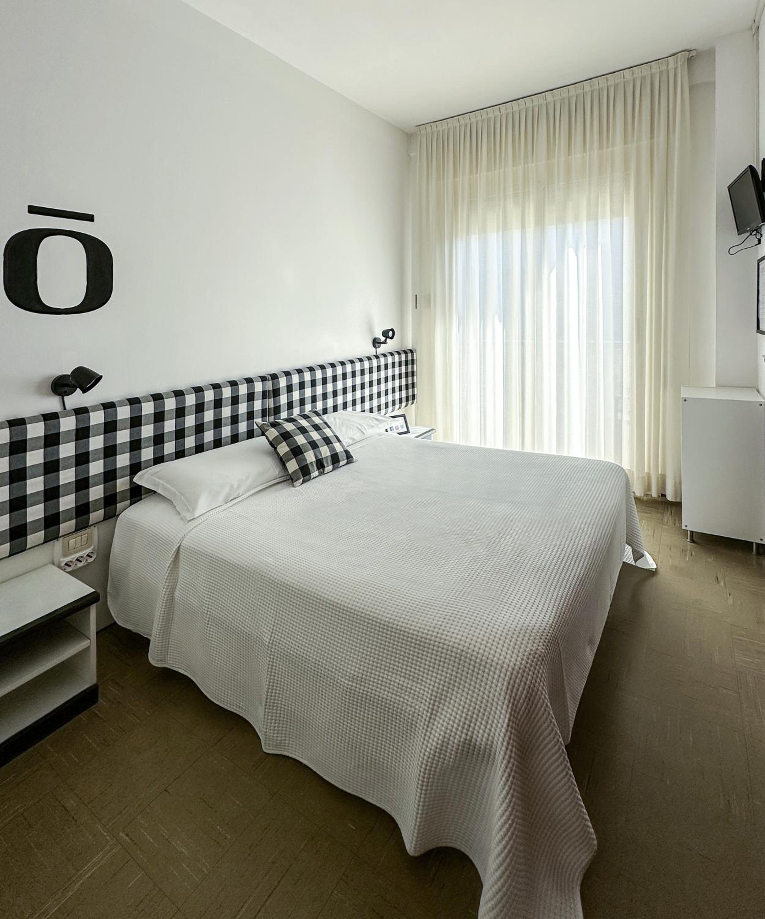 Double Room with Balcony - Photo 13