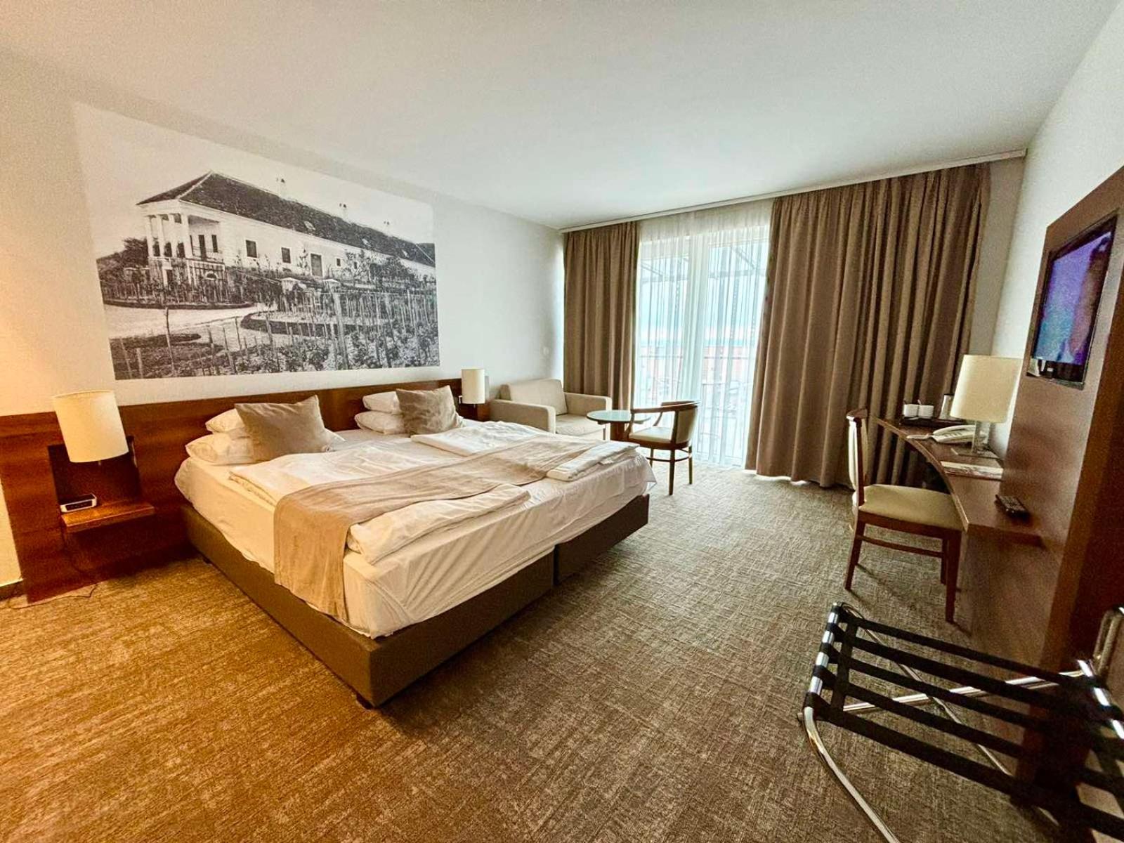 Deluxe Double Room with Balcony photo 2
