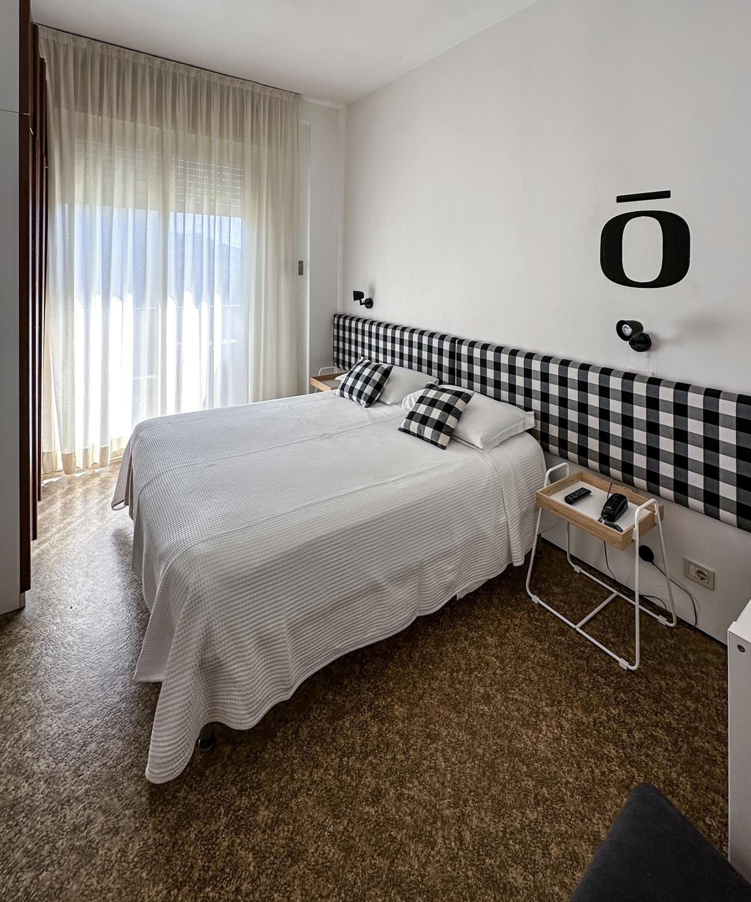 Double Room with Balcony - Photo 12