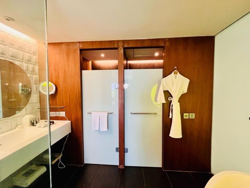 Double Room with Lake View (20% off on session of Spa ,15% Off on Laundry service ,Complimentary Welcome Drink on arrival) Double Room with Lake View (20% off on session of Spa ,15% Off on Laundry service ,Complimentary Welcome Drink on arrival)