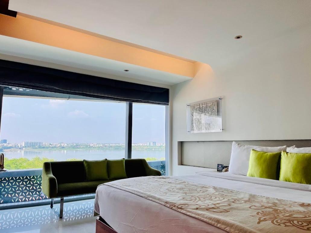 Double Room with Lake View (20% off on session of Spa ,15% Off on Laundry service ,Complimentary Welcome Drink on arrival) Double Room with Lake View (20% off on session of Spa ,15% Off on Laundry service ,Complimentary Welcome Drink on arrival)