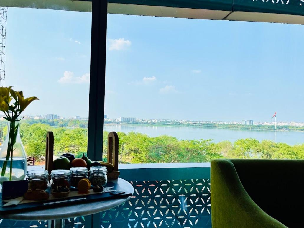 Double Room with Lake View (20% off on session of Spa ,15% Off on Laundry service ,Complimentary Welcome Drink on arrival) Double Room with Lake View (20% off on session of Spa ,15% Off on Laundry service ,Complimentary Welcome Drink on arrival)