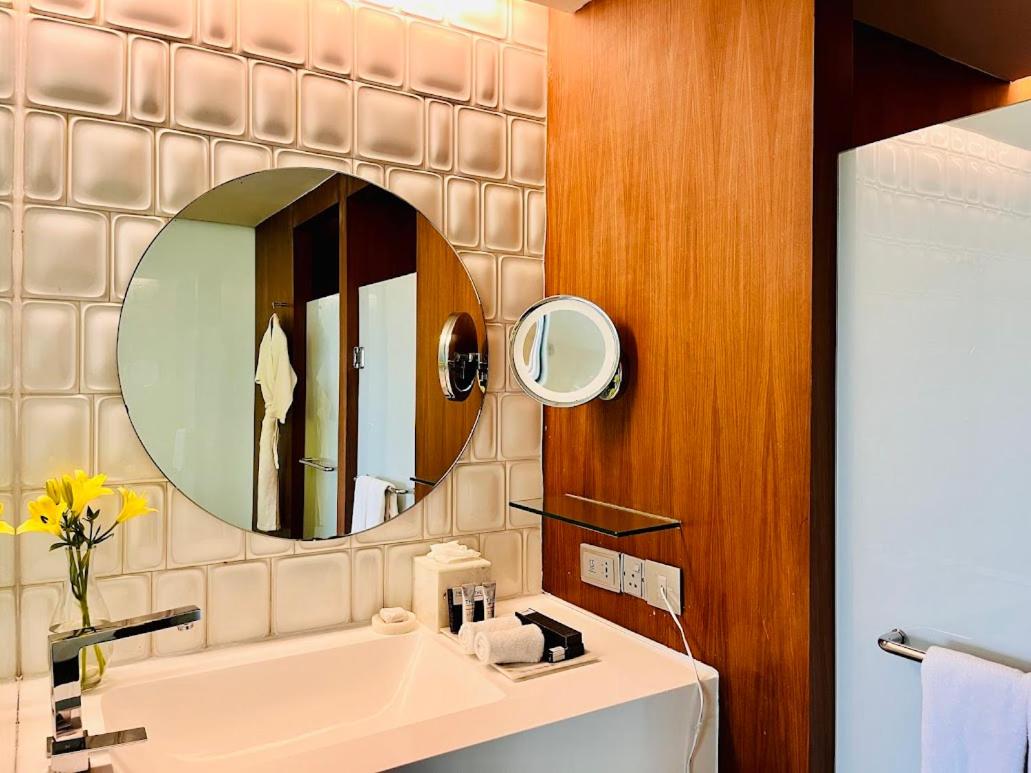 Double Room with Lake View (20% off on session of Spa ,15% Off on Laundry service ,Complimentary Welcome Drink on arrival) Double Room with Lake View (20% off on session of Spa ,15% Off on Laundry service ,Complimentary Welcome Drink on arrival)
